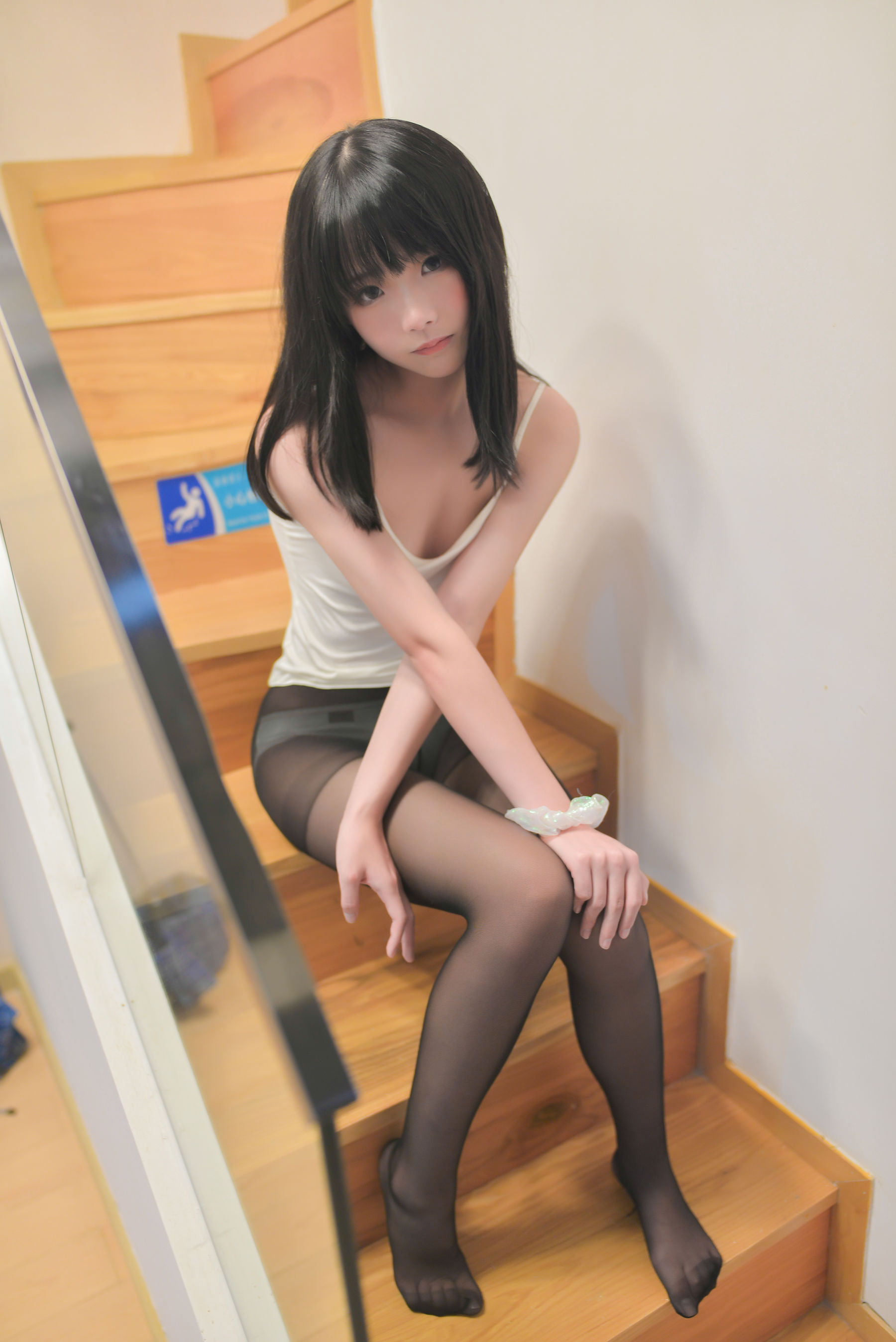 [COS福利] 微博正妹像个傻依 -学妹黑丝第2张