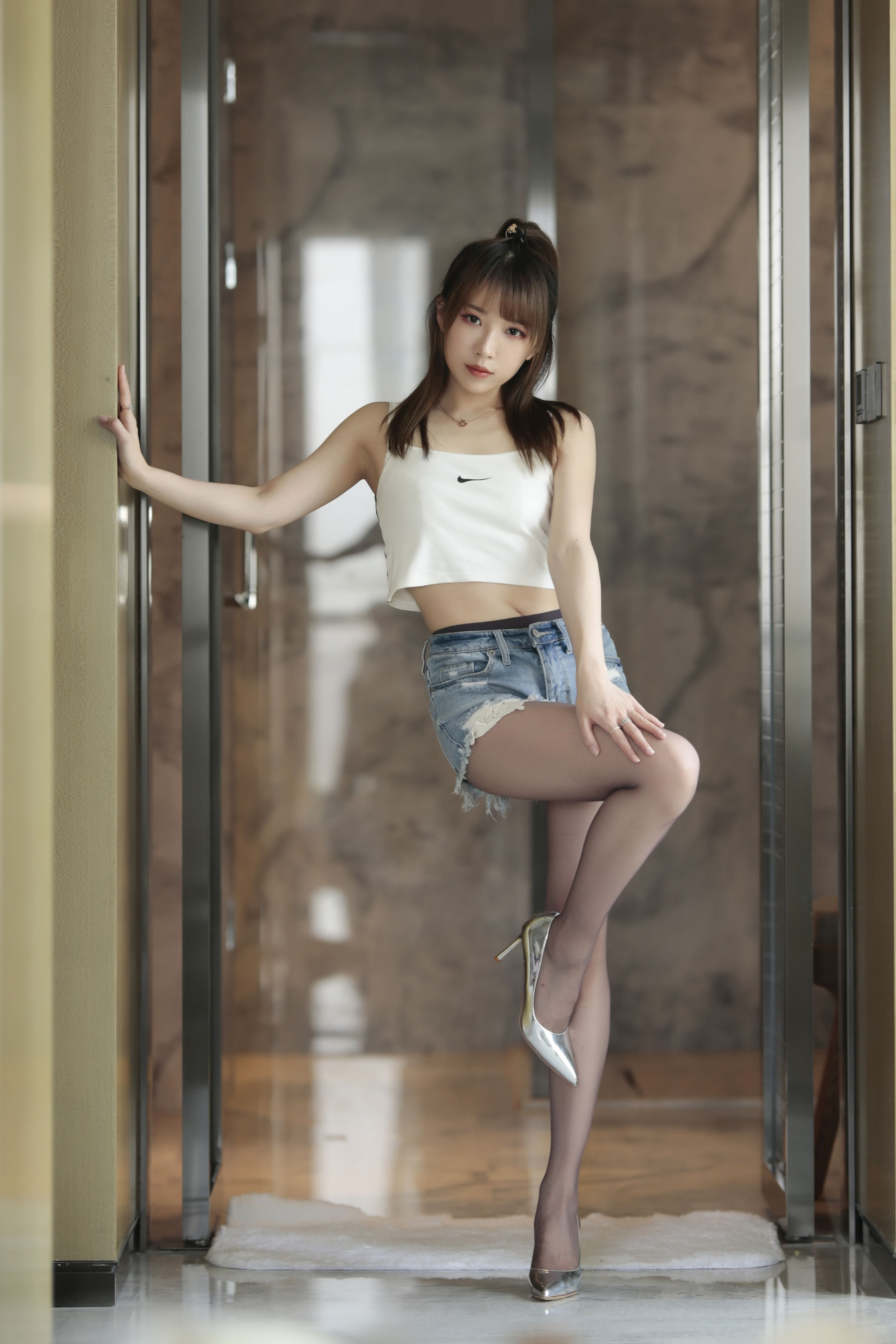 [福利COS] 斗鱼主播小女巫露娜 - 牛仔小裤裤第3张