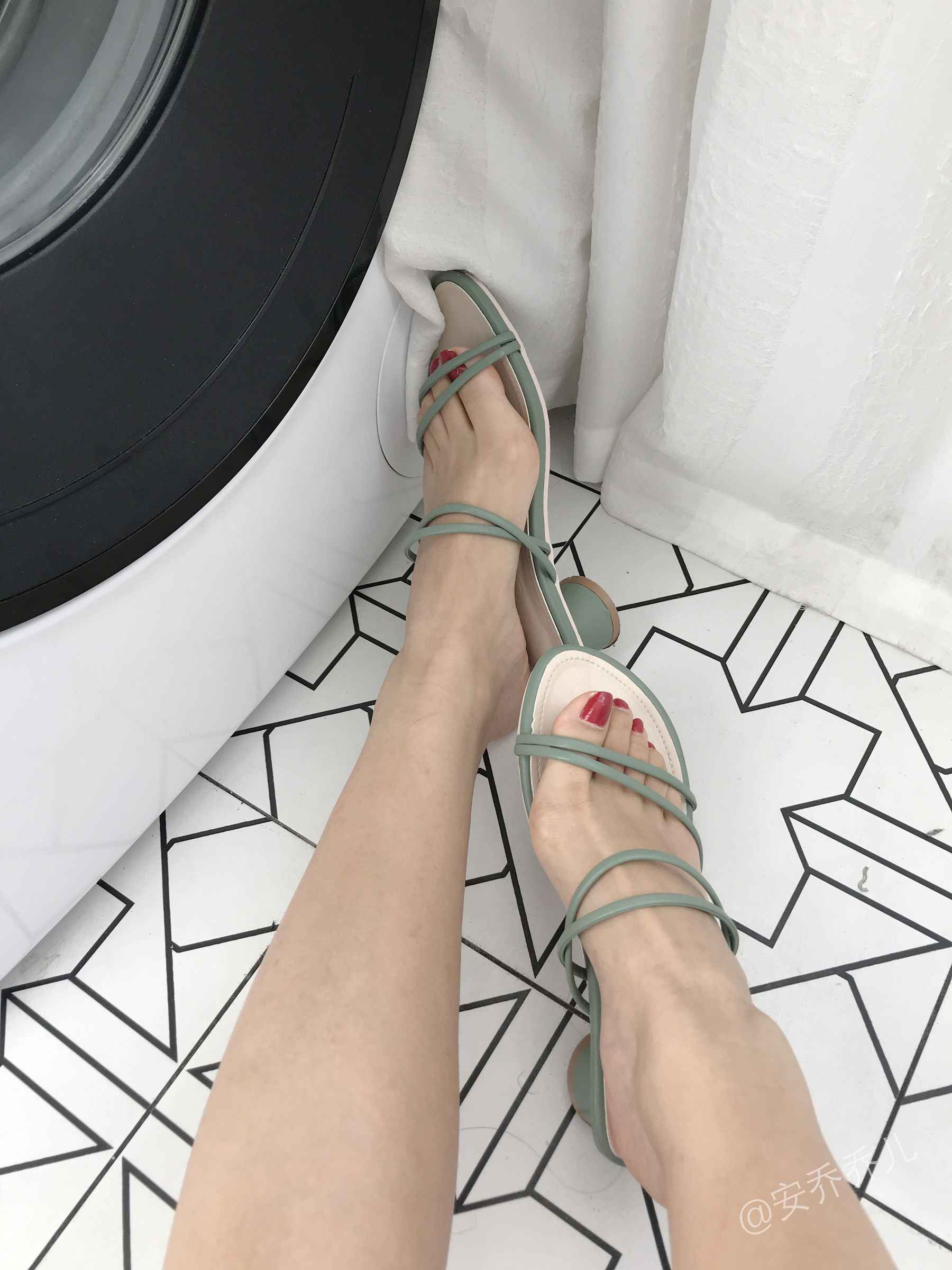 [福利COS] 安乔乔儿(Nia乔乔) No.016 阳台洗衣房第34张