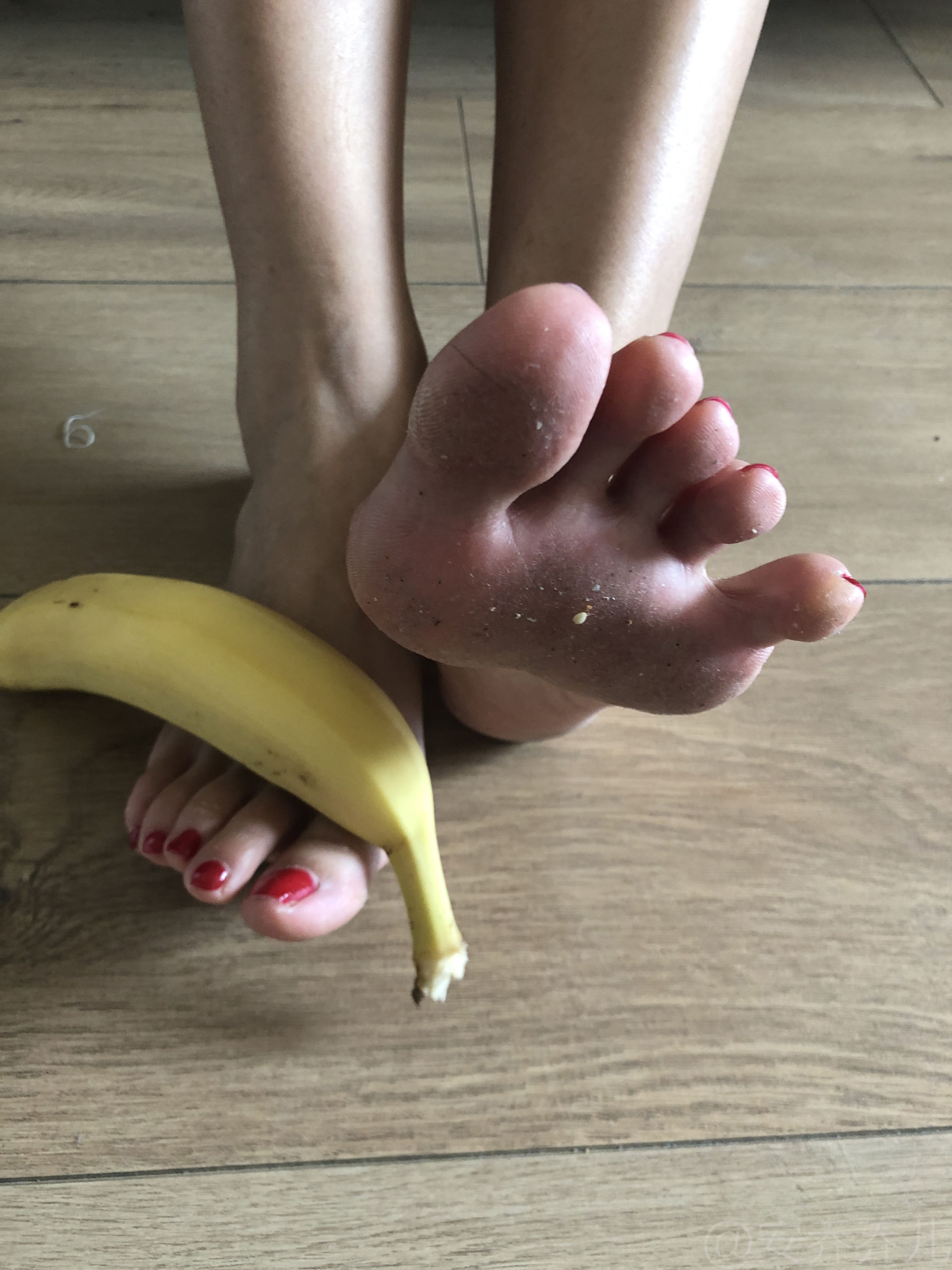 [福利COS] 安乔乔儿(Nia乔乔) No.009 踩香蕉第3张