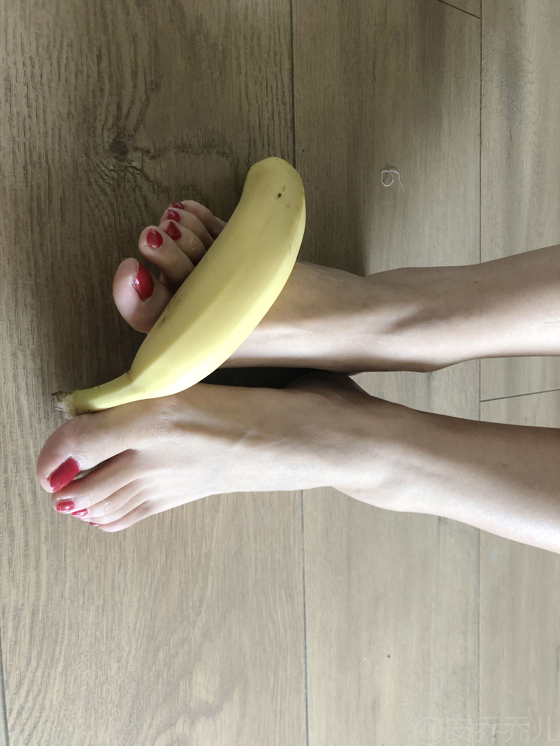 [福利COS] 安乔乔儿(Nia乔乔) No.009 踩香蕉第2张