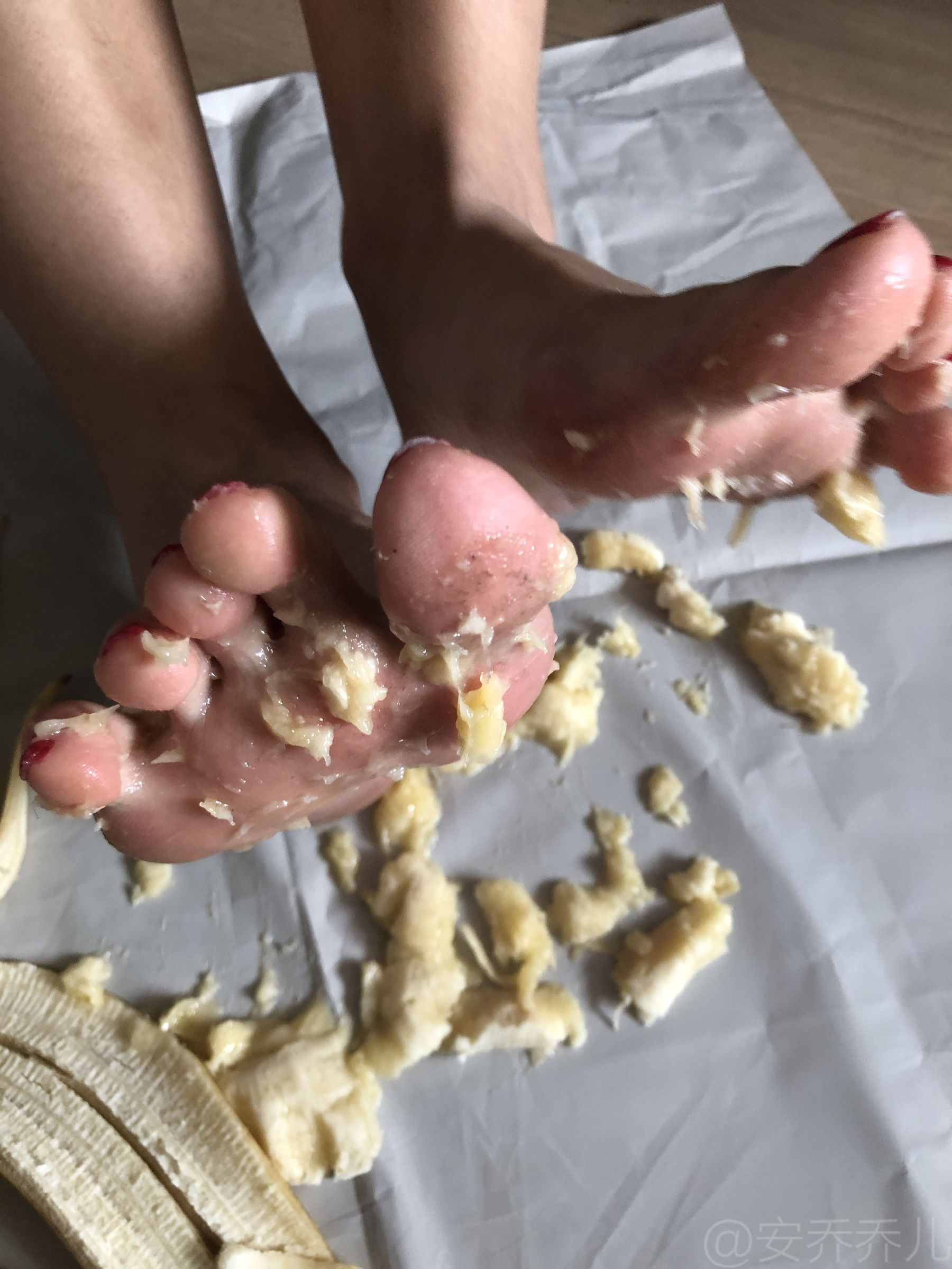 [福利COS] 安乔乔儿(Nia乔乔) No.009 踩香蕉第33张