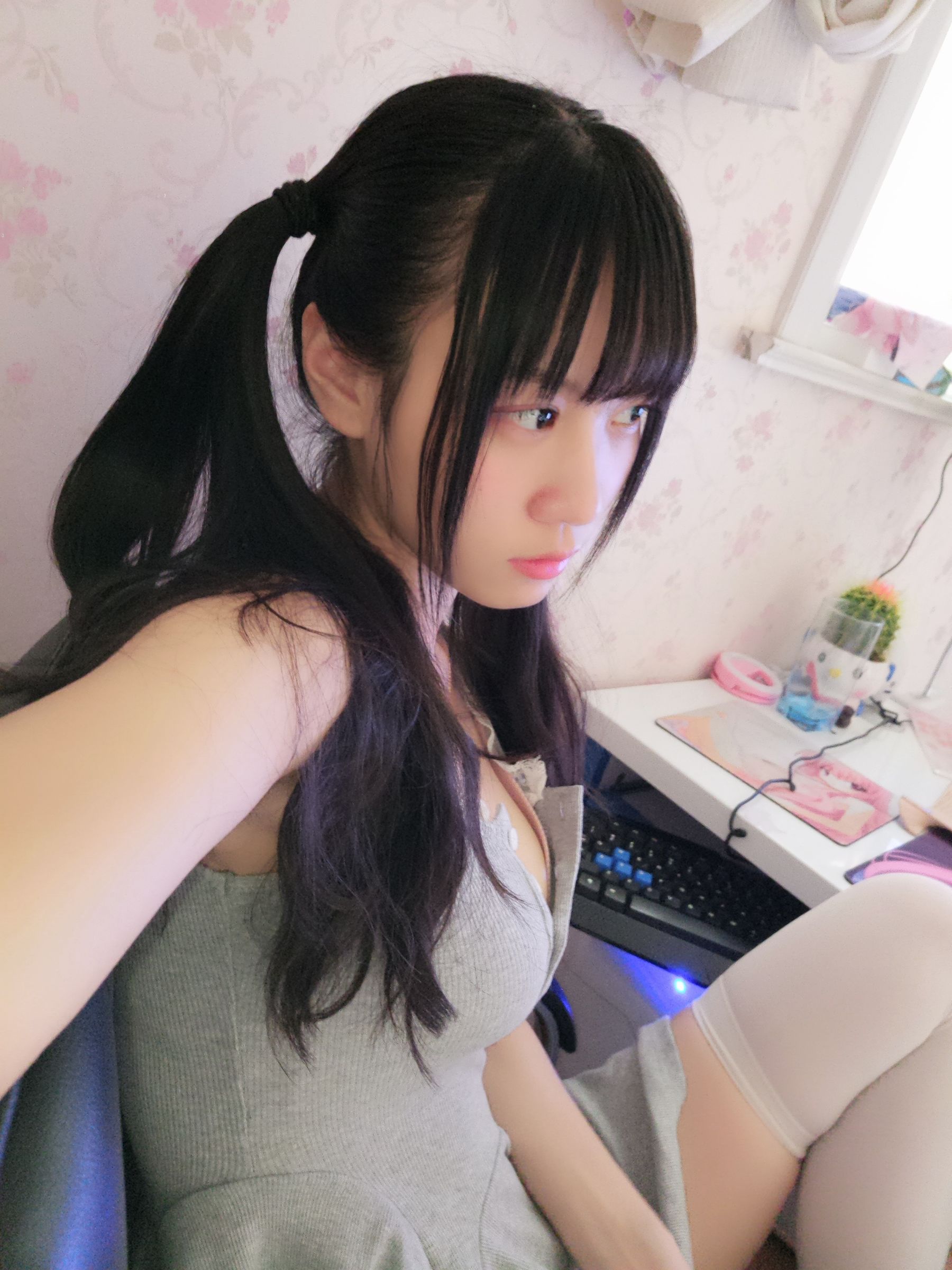 [福利COS] 双马尾少女赛高酱作品 - 露脸灰色裙子第4张