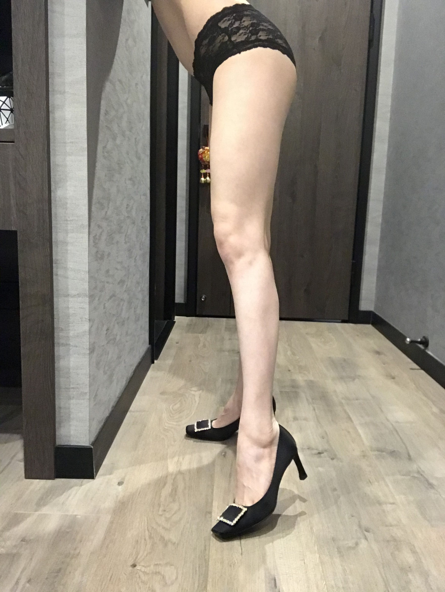 [福利COS] 丝足博主麋鹿_Monroe 2020.04.25 裸足长腿第2张