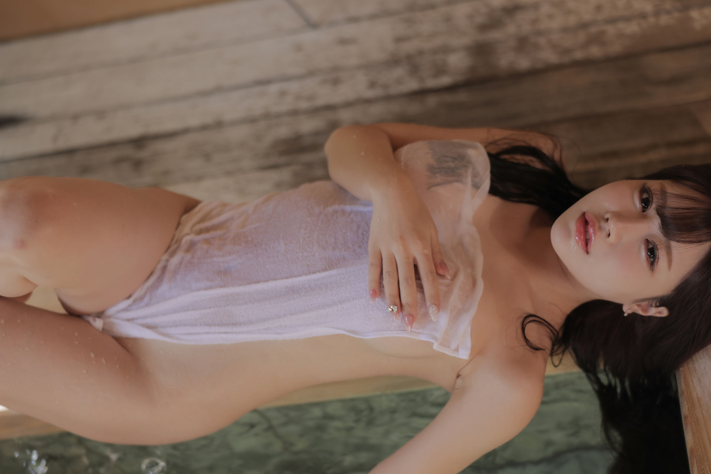 [福利COS] Mai Shirota 白田まい 白田まいと、貸切温泉と、濃厚接触第85张