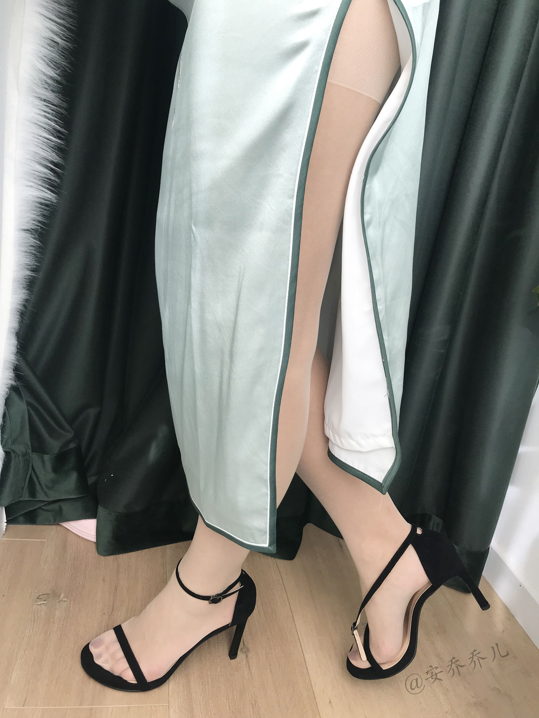 [福利COS] 安乔乔儿(Nia乔乔) No.017 安乔乔儿 黑丝旗袍第2张