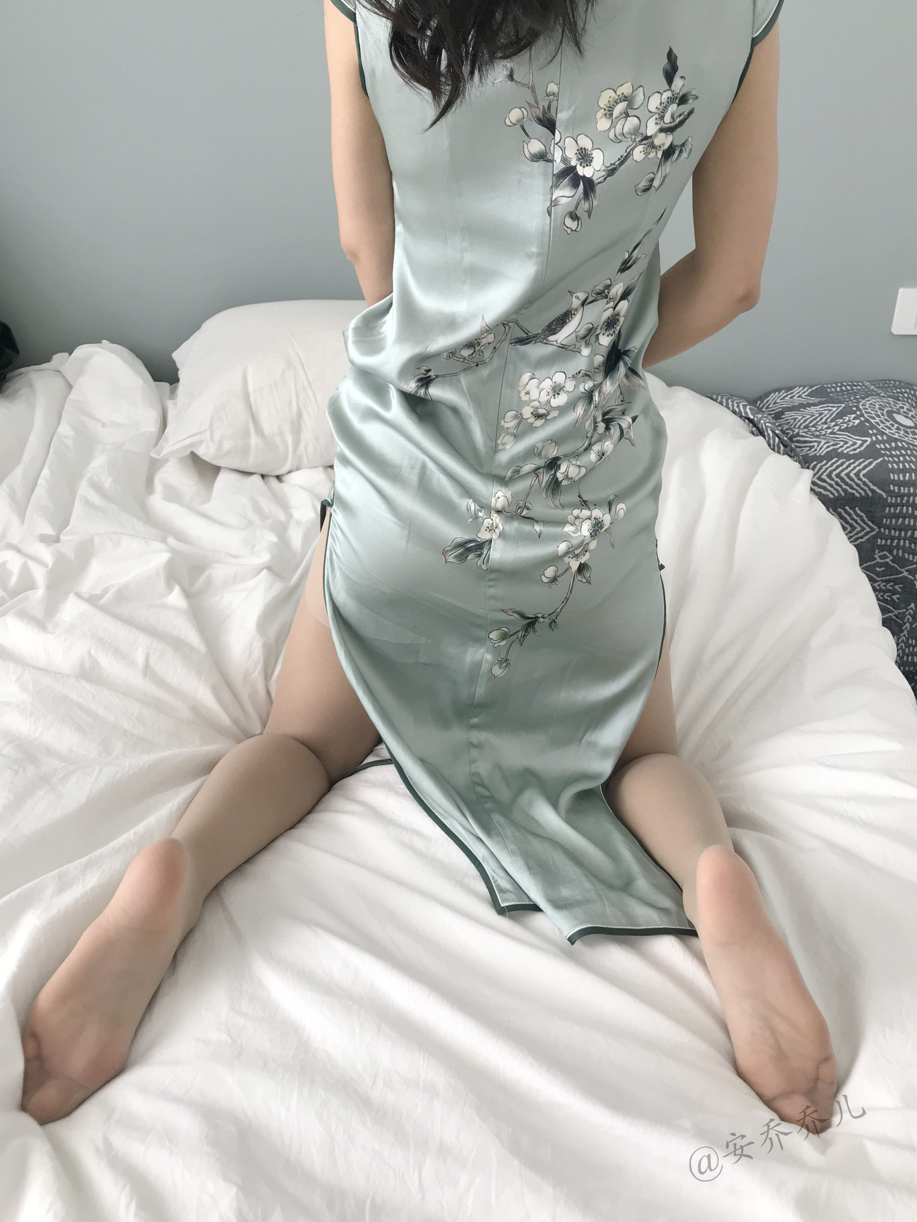 [福利COS] 安乔乔儿(Nia乔乔) No.017 安乔乔儿 黑丝旗袍第9张