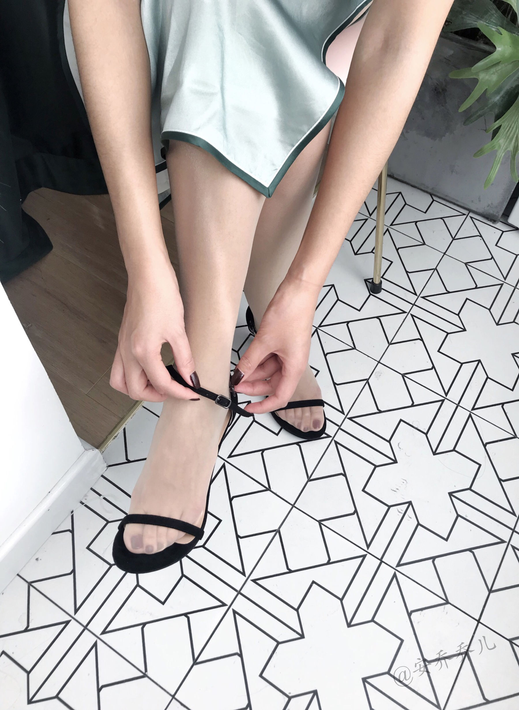 [福利COS] 安乔乔儿(Nia乔乔) No.017 安乔乔儿 黑丝旗袍第30张