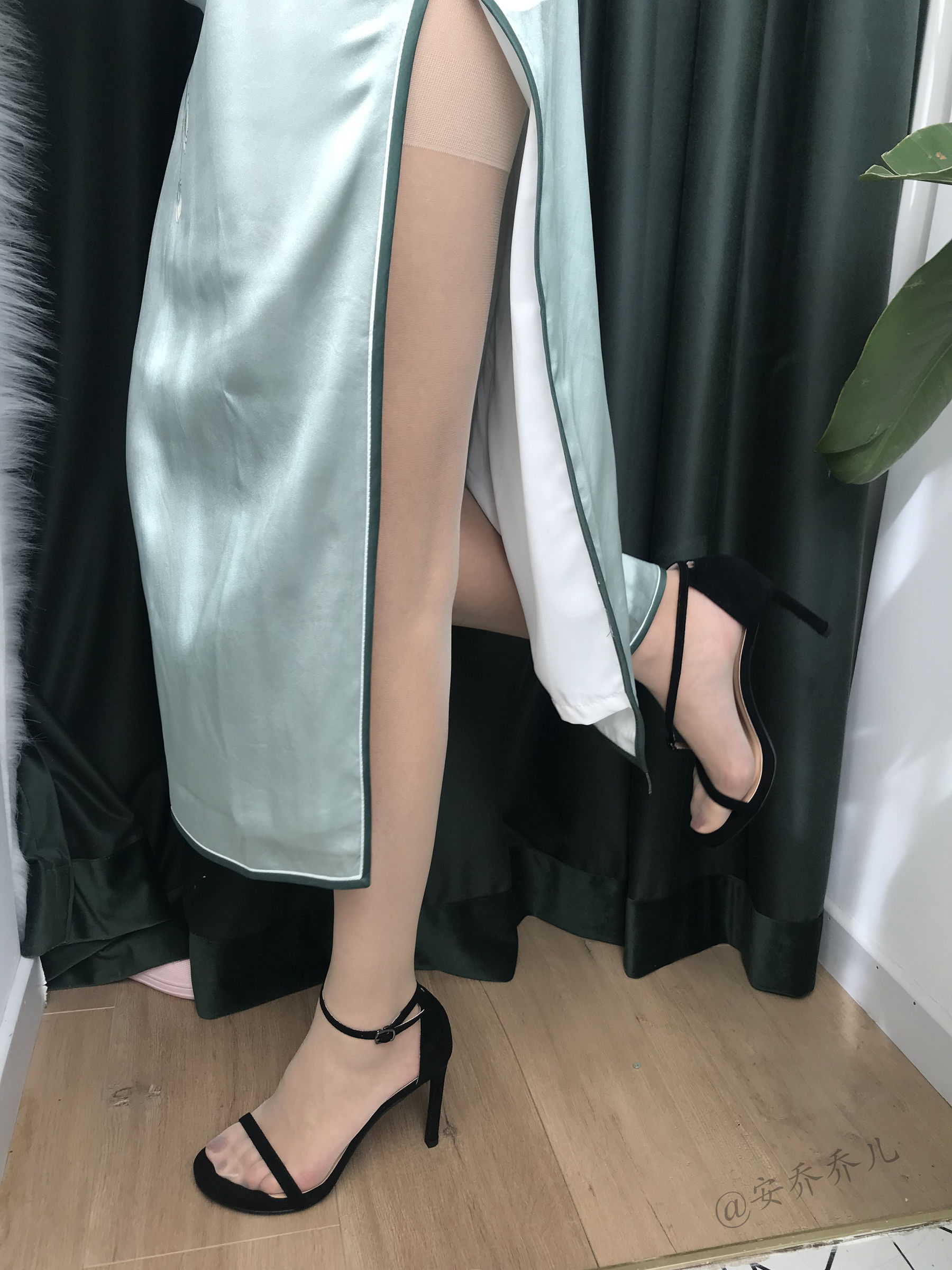 [福利COS] 安乔乔儿(Nia乔乔) No.017 安乔乔儿 黑丝旗袍第2张