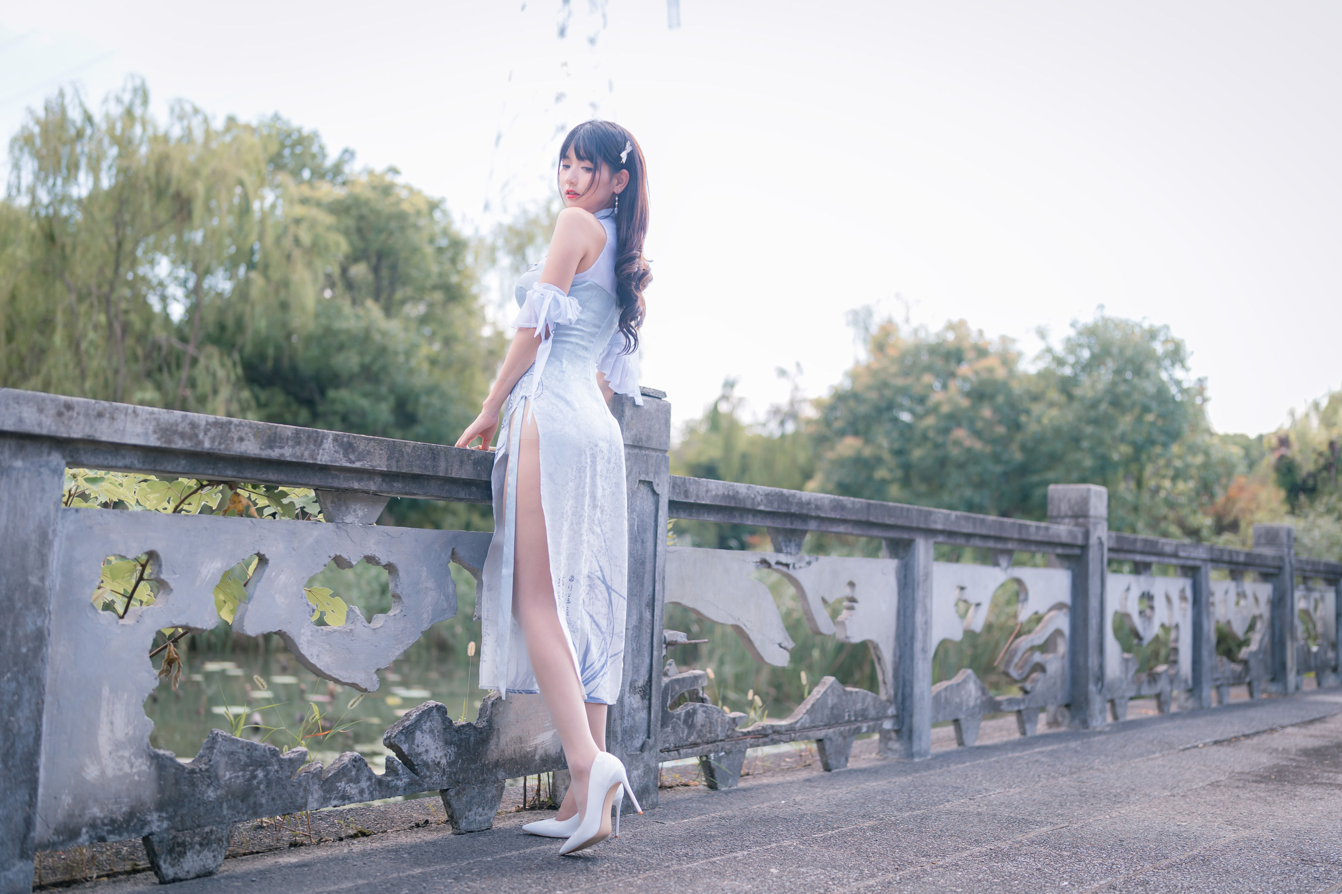 [福利COS] 可爱妹子陆卿卿kyokyo - 蓝色旗袍第7张