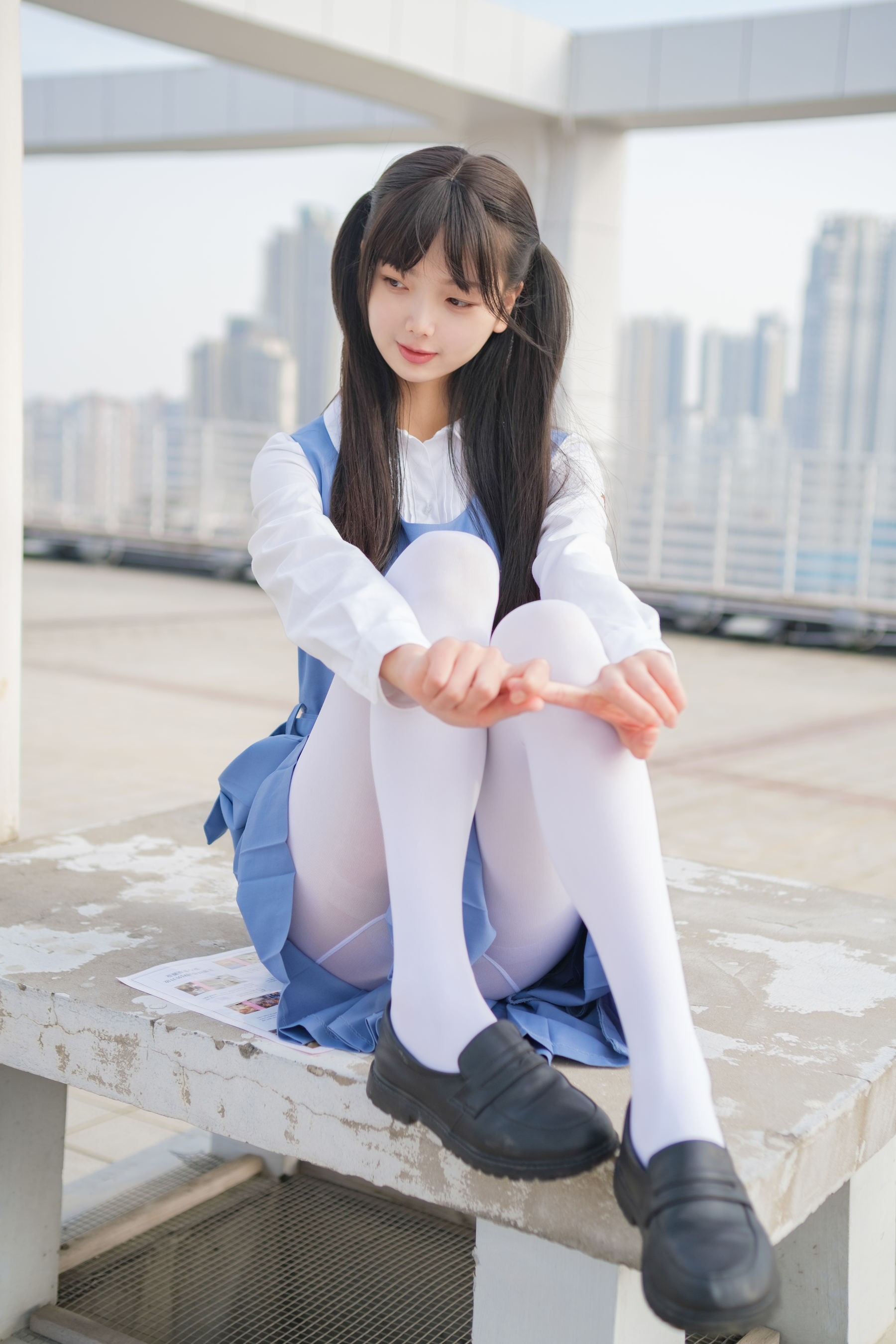 [福利COS] 柴系小乖(稚乖画册) - 夜夜 天台真空80D白丝第4张