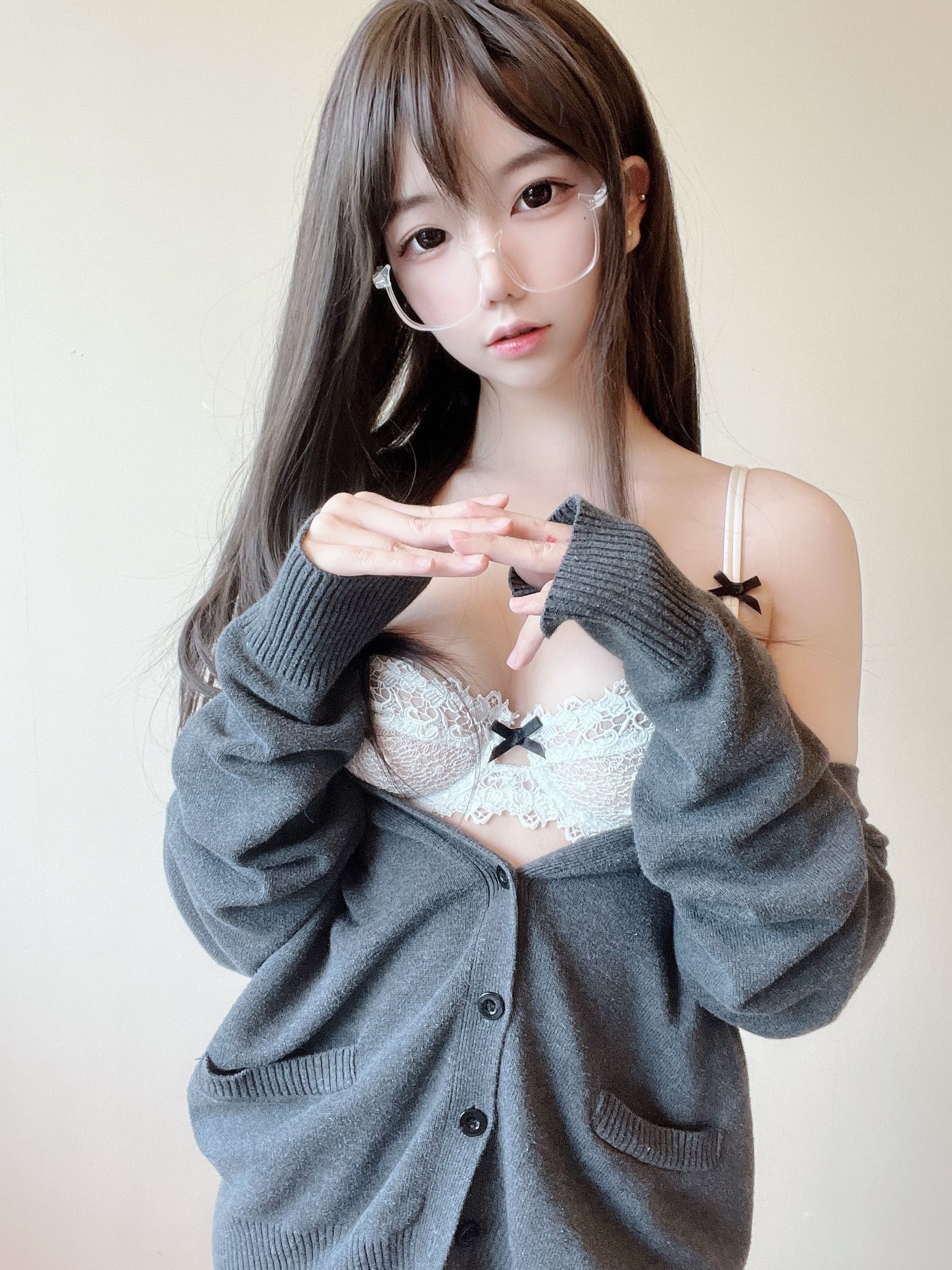 [福利COS] 莉犬酱 - 黑丝白蕾丝第5张