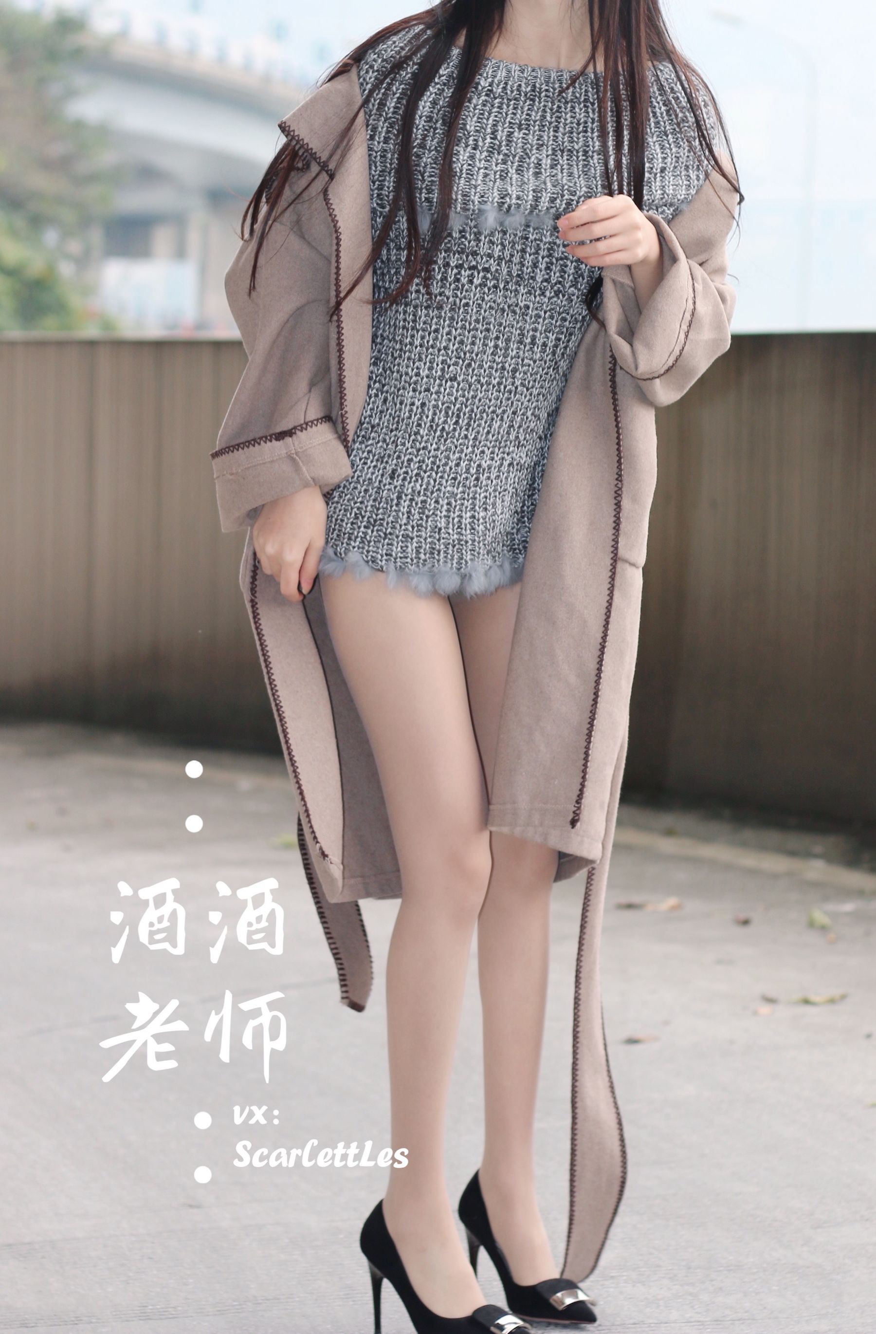 [福利COS] 酒酒老师 - 停车场里的超短裙第4张