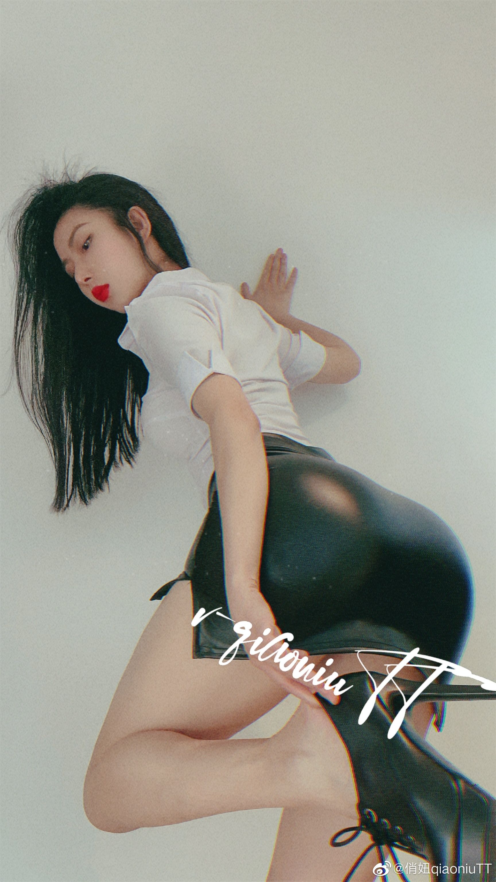 [福利COS] 俏妞qiaoniuTT - 丝袜长腿翘臀 视图合集第19张