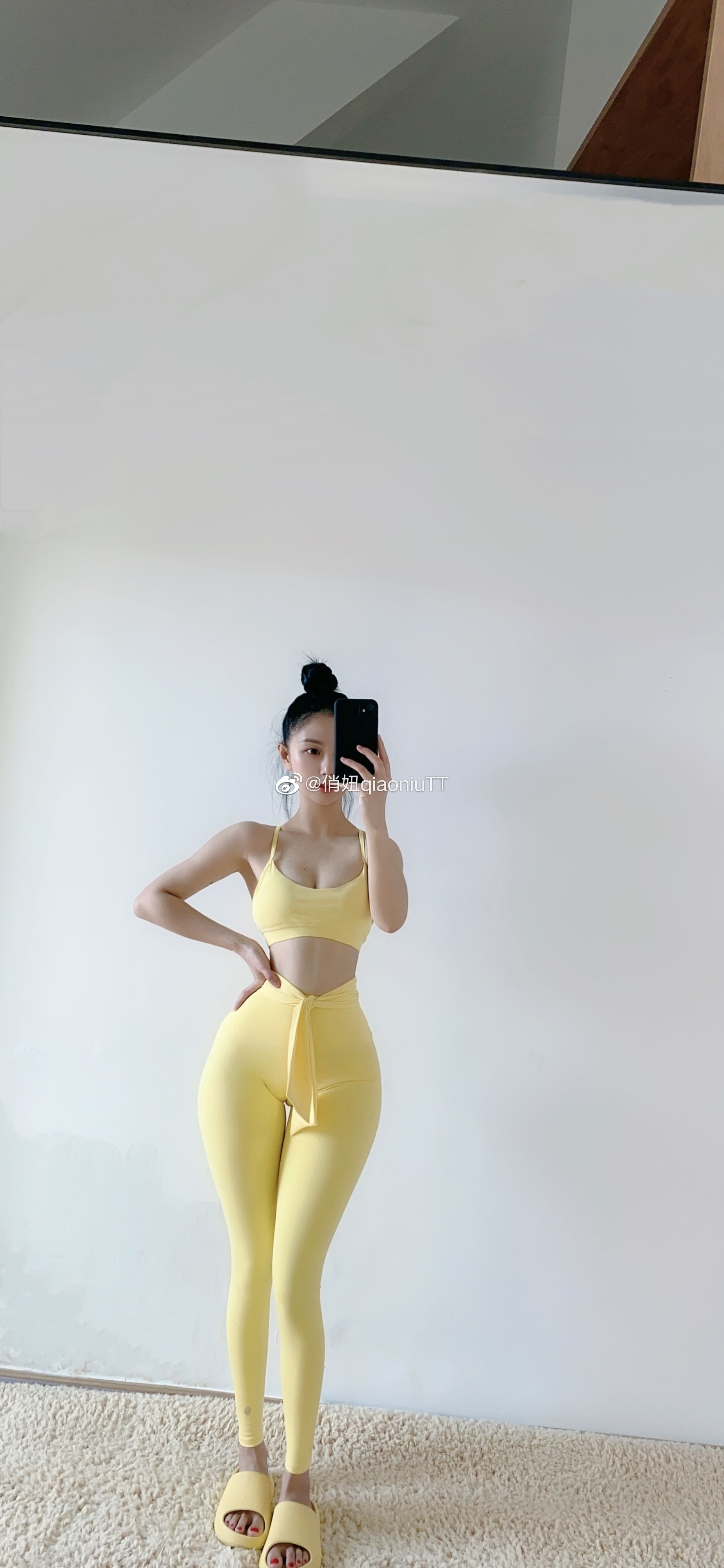 [福利COS] 俏妞qiaoniuTT - 丝袜长腿翘臀 视图合集第34张