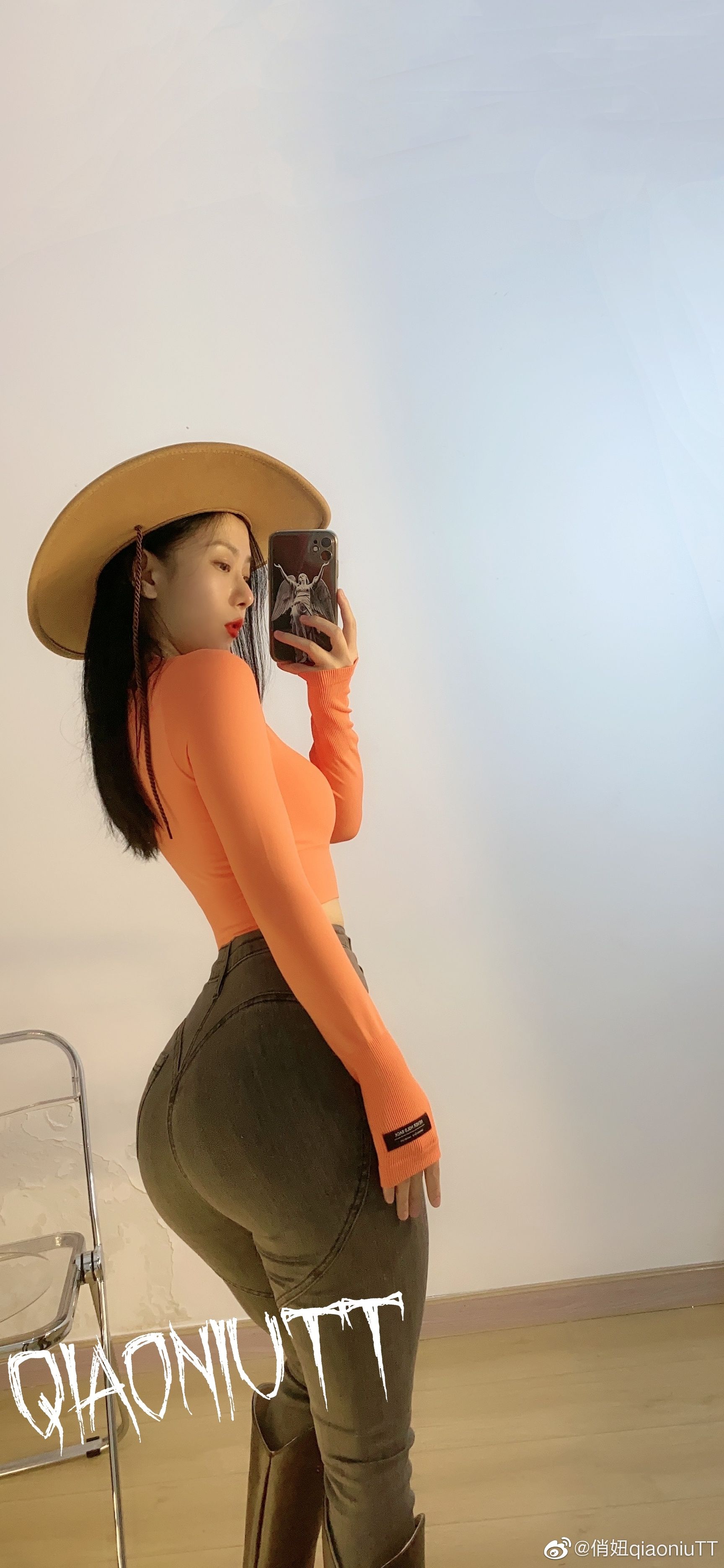 [福利COS] 俏妞qiaoniuTT - 丝袜长腿翘臀 视图合集第31张