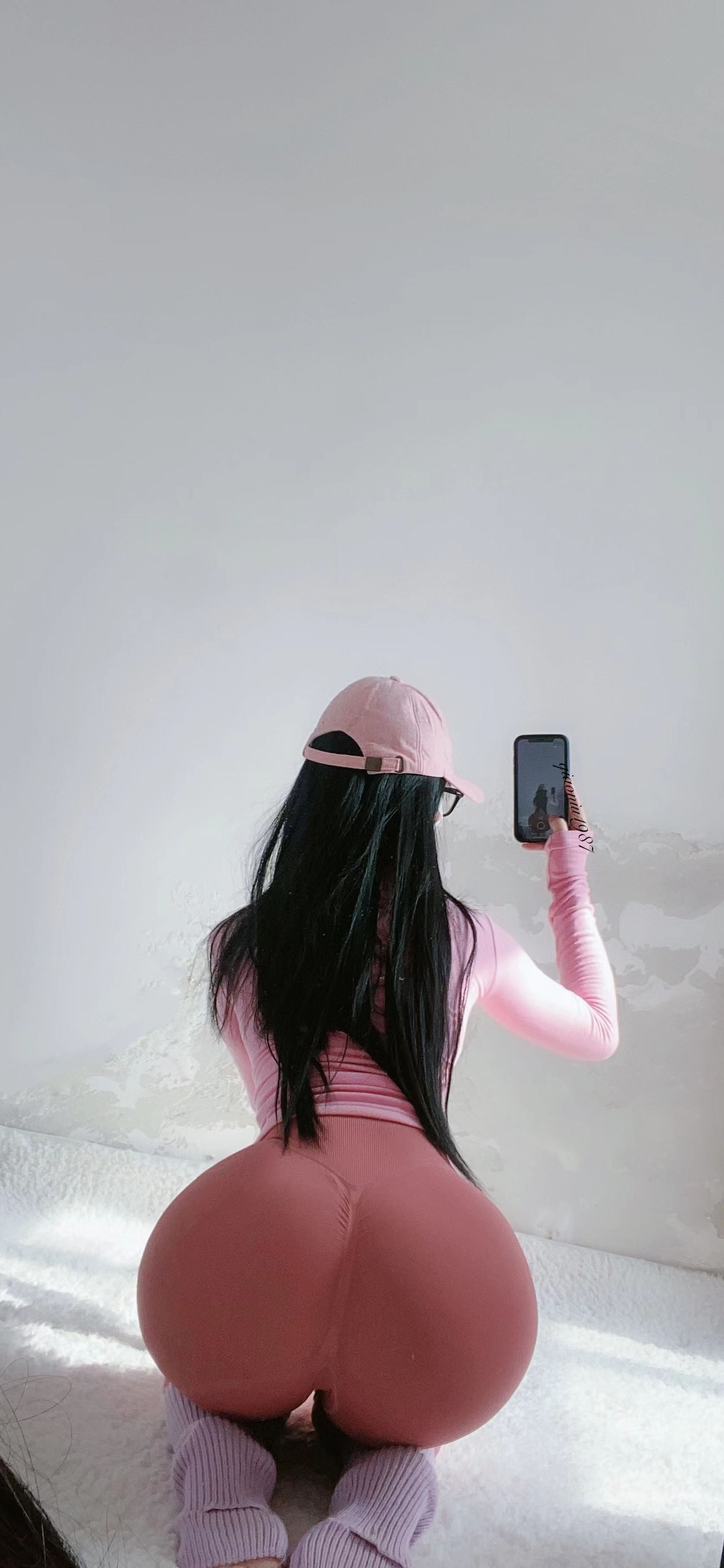 [福利COS] 俏妞qiaoniuTT - 丝袜长腿翘臀 视图合集第54张