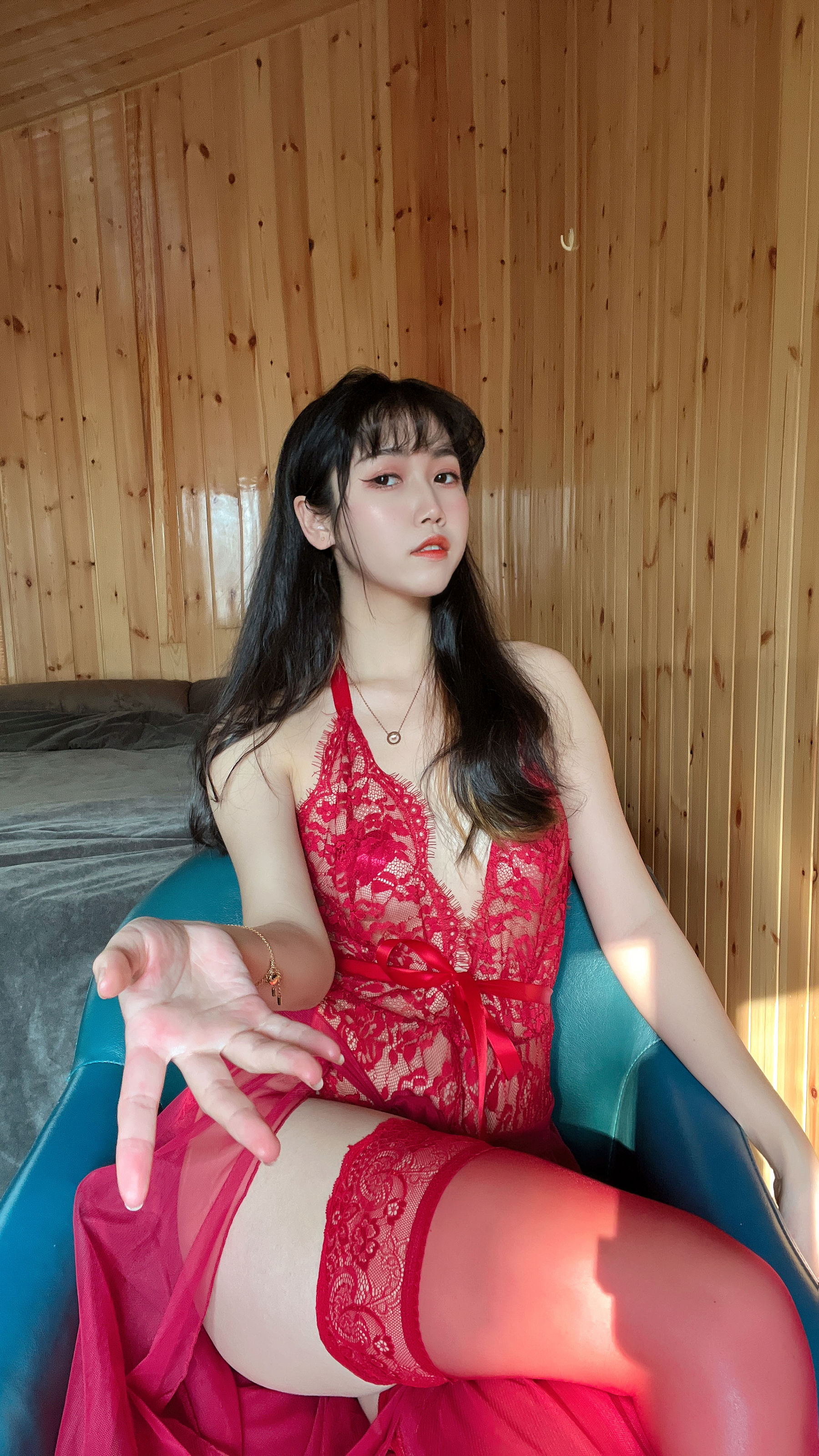 [福利COS] 微博人气Coser不呆猫 - 霸气红色人妻第19张