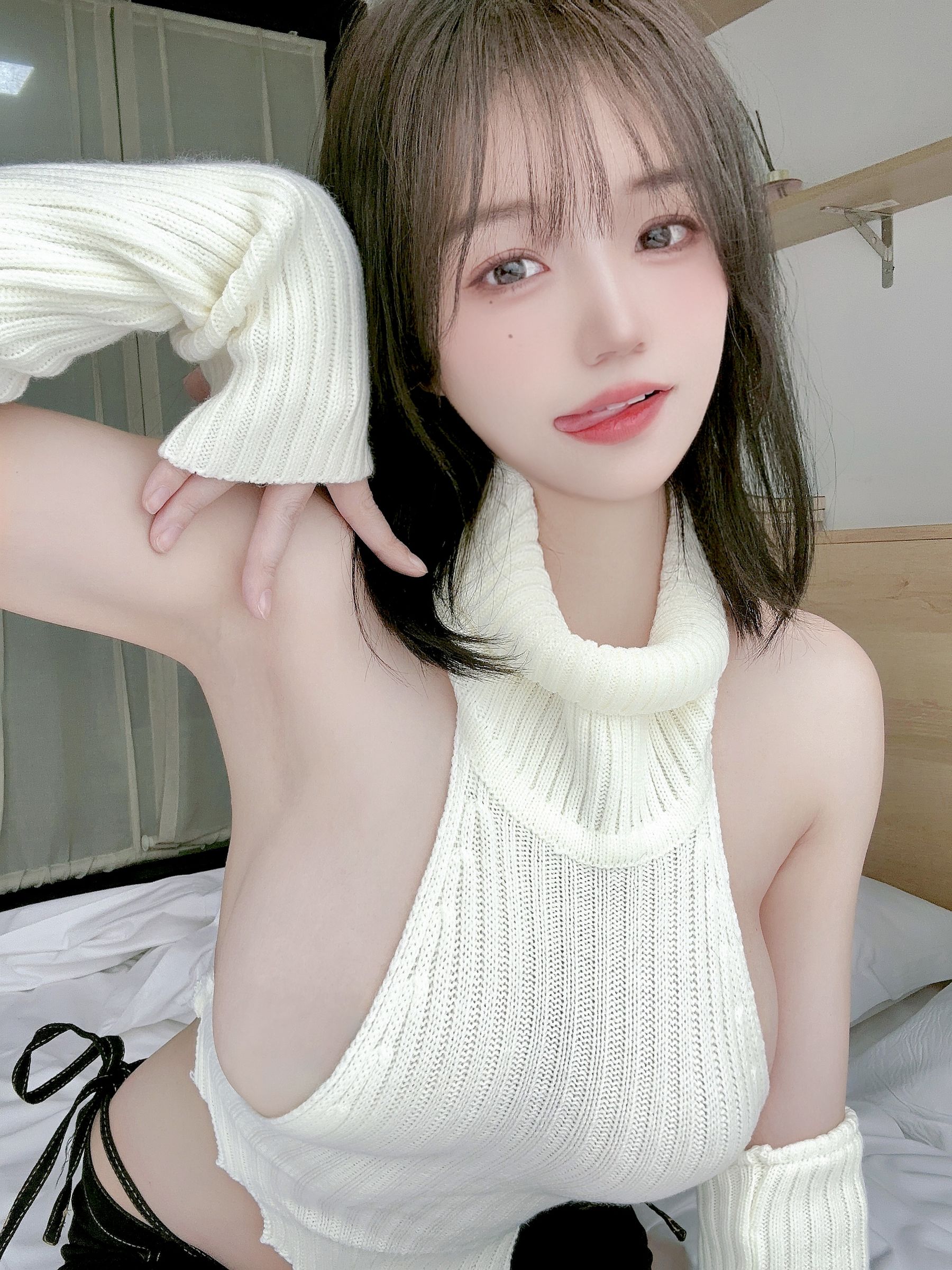 [福利COS] 动漫博主小仓千代w 2022-12-14 白色露背毛衣第6张