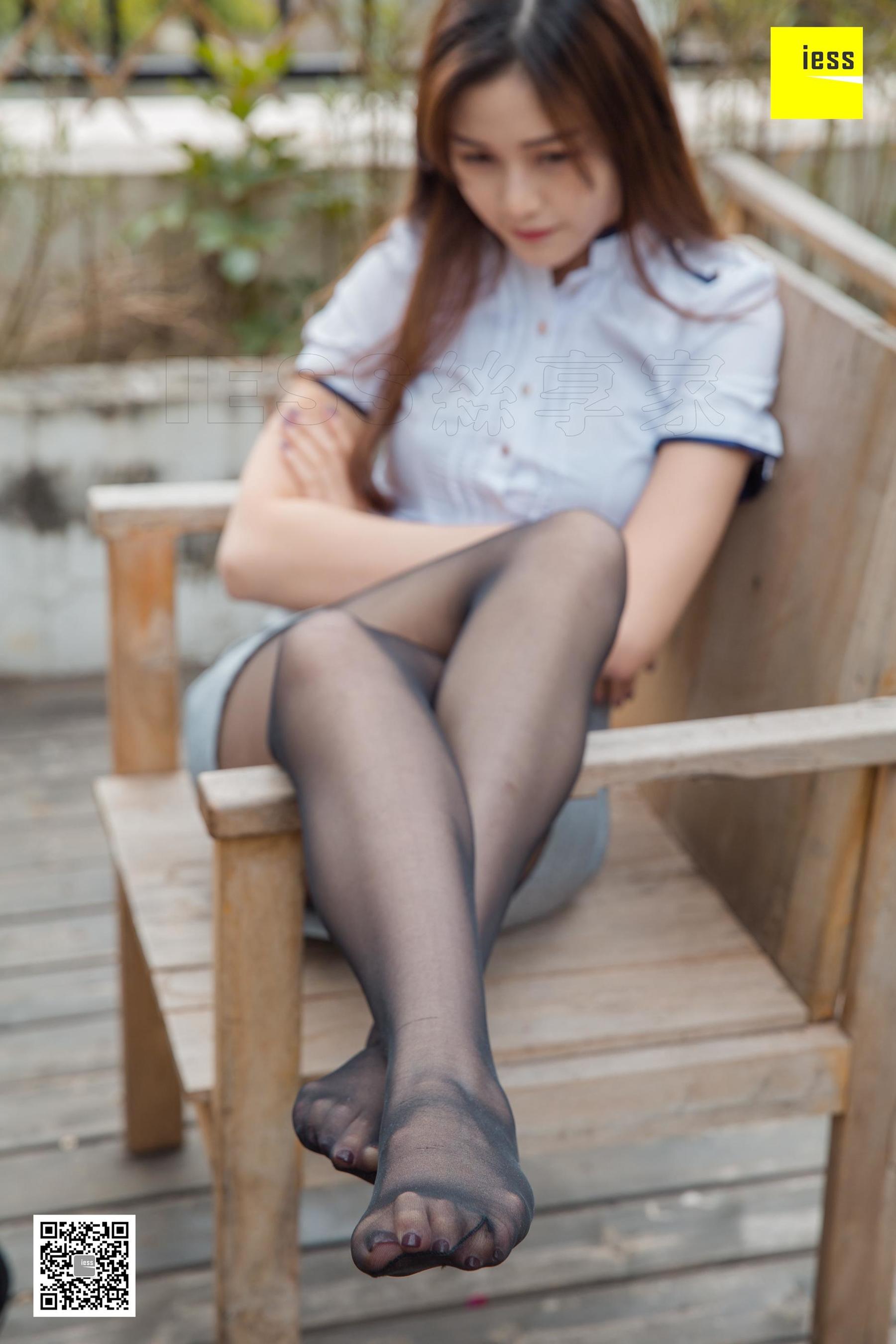 模特九妹 《小白领九妹发发呆》[异思趣向IESS] 黑丝美脚写真集第14张
