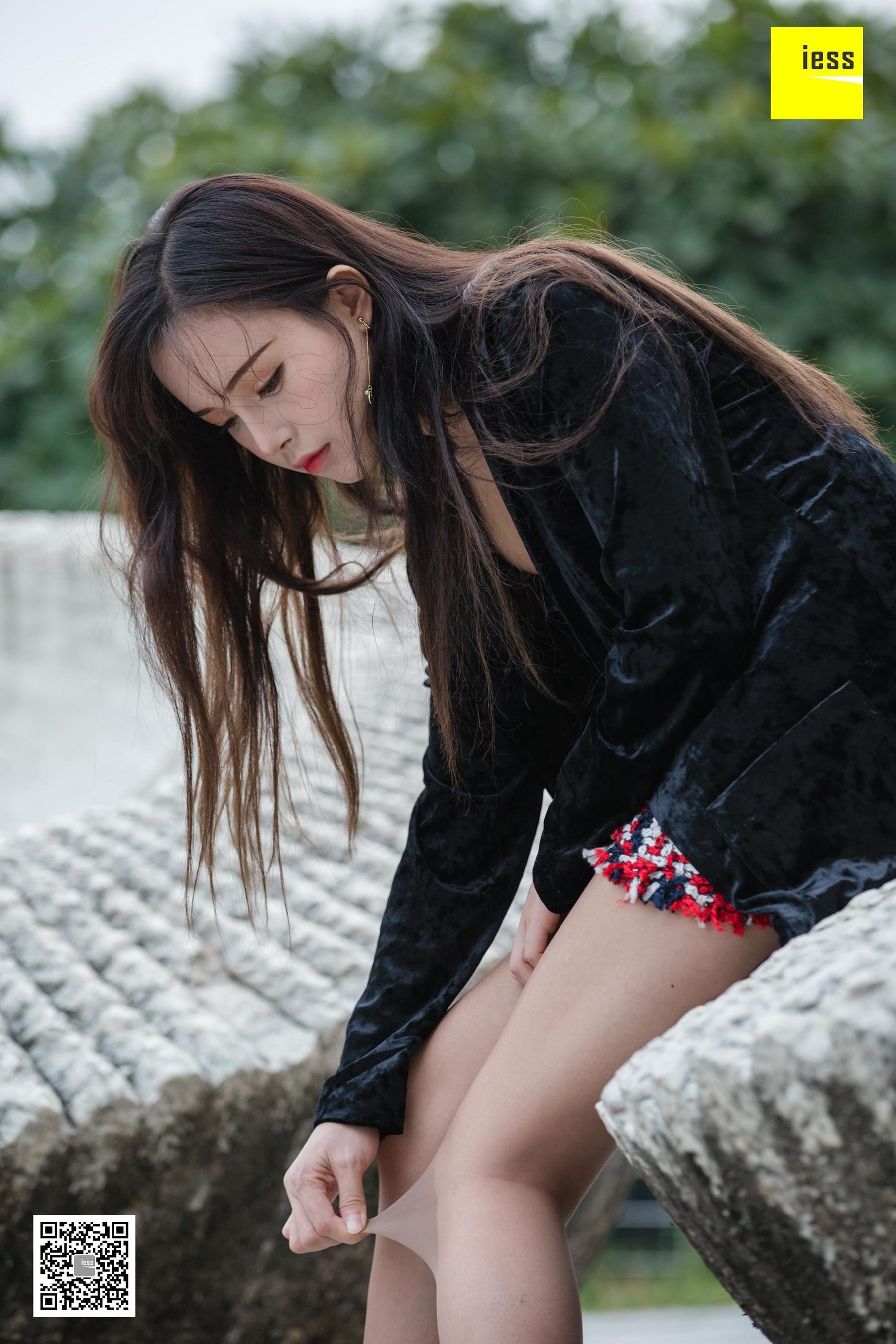 模特小羽 《花丛中的小羽》[异思趣向IESS] 美腿写真集第3张