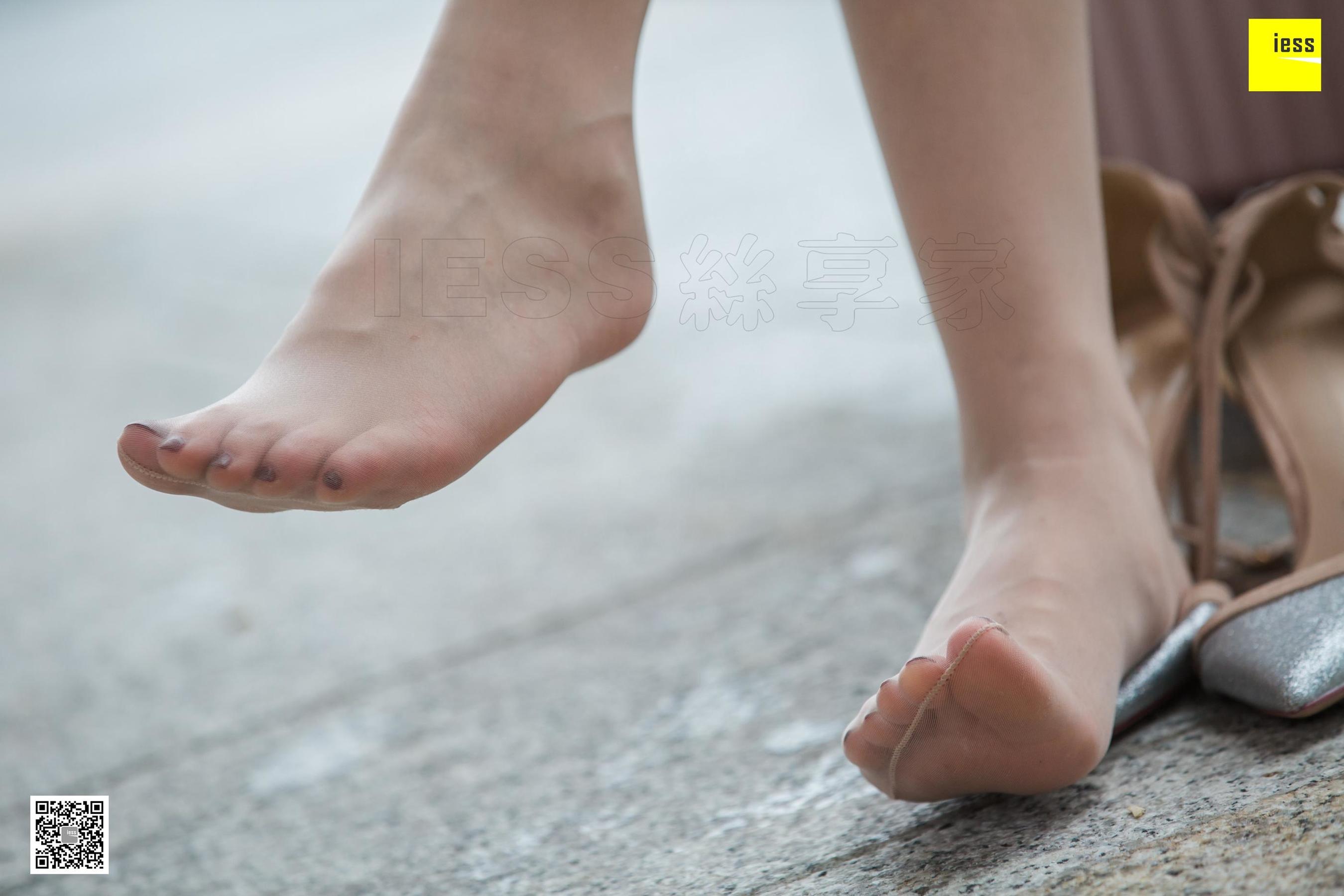 模特九妹 《雨中漫步》街拍美腿 [异思趣向IESS]第15张
