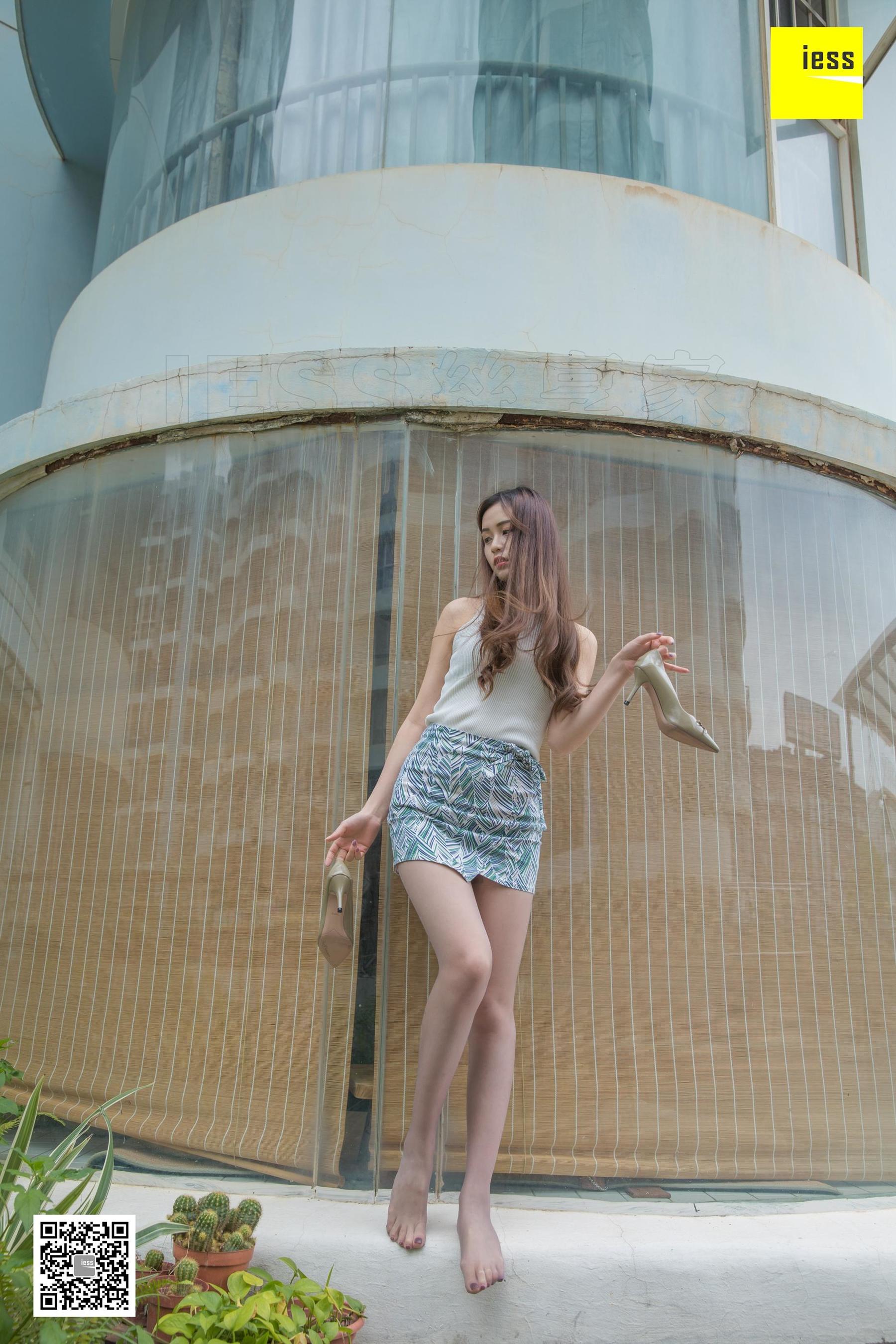 模特九妹 《被风吹乱的头发》美腿街拍 [异思趣向IESS] 写真集第18张