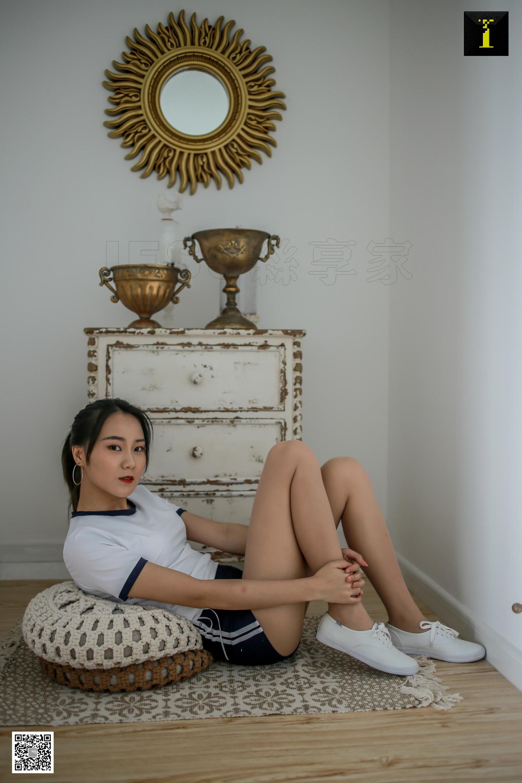 模特小衫 《透出轮廓的紧身裤》 [IESS异思趣向] 丝袜美腿写真集第3张