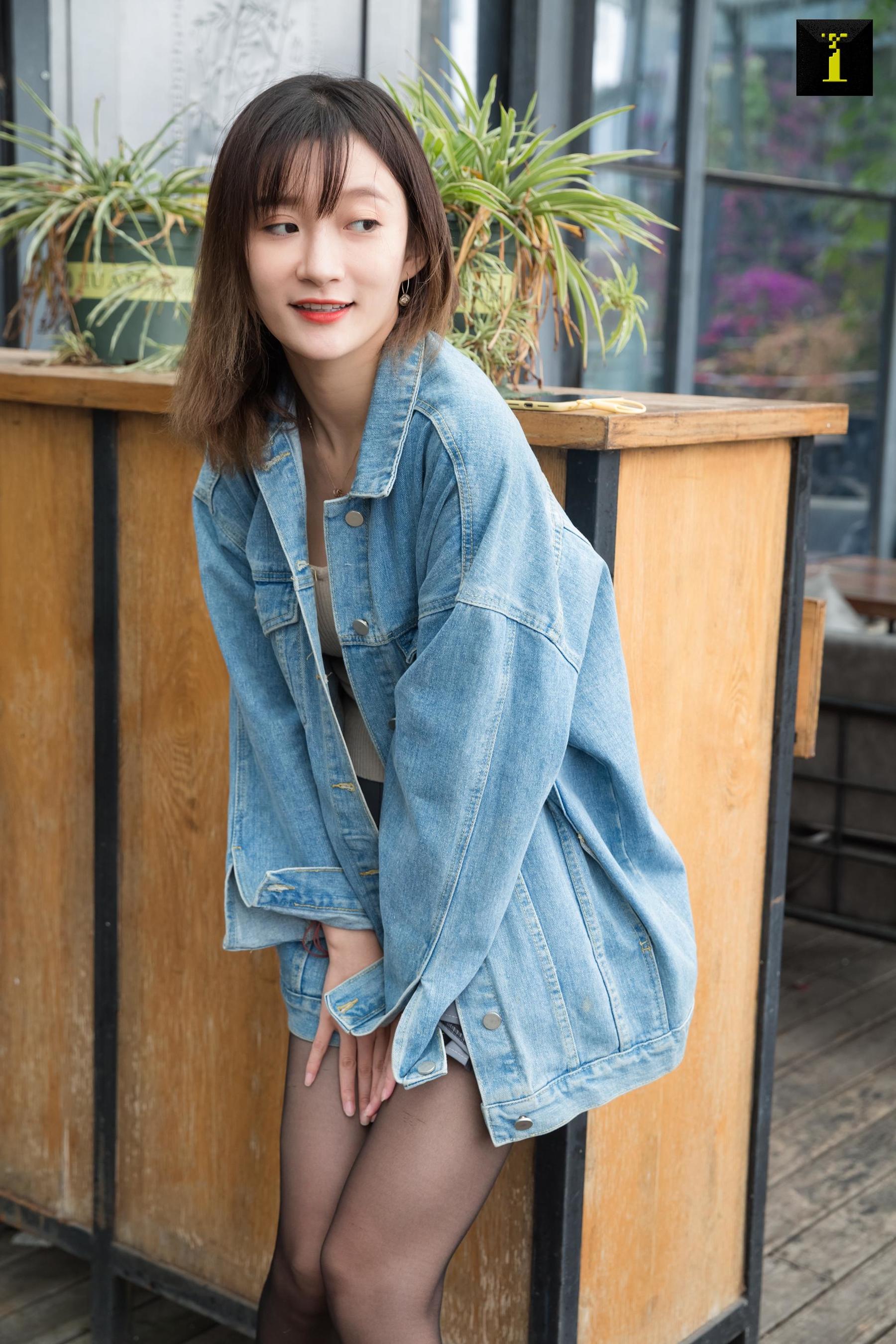秋秋 《秋秋的牛仔外套》 [异思趣向IESS] 丝袜美腿写真集第8张
