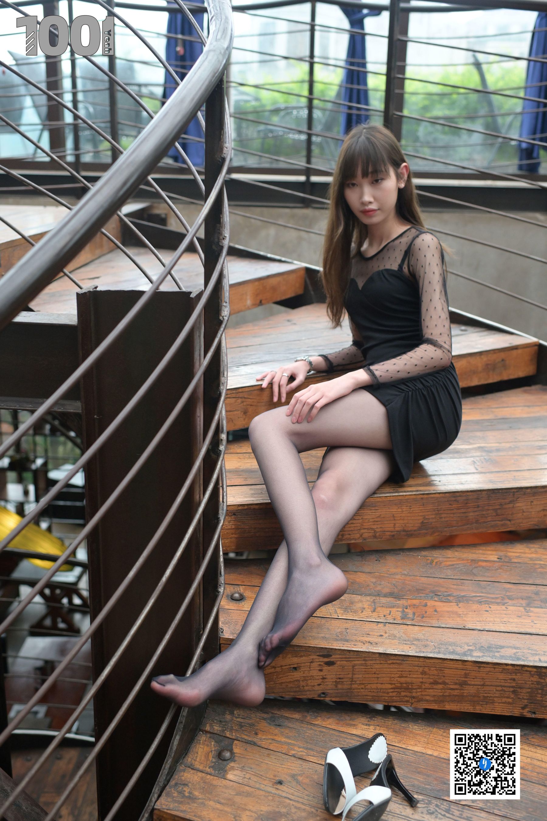 [IESS异思趣向] NO.185 草莓《楼梯的拐角处2》 丝袜美腿写真第8张