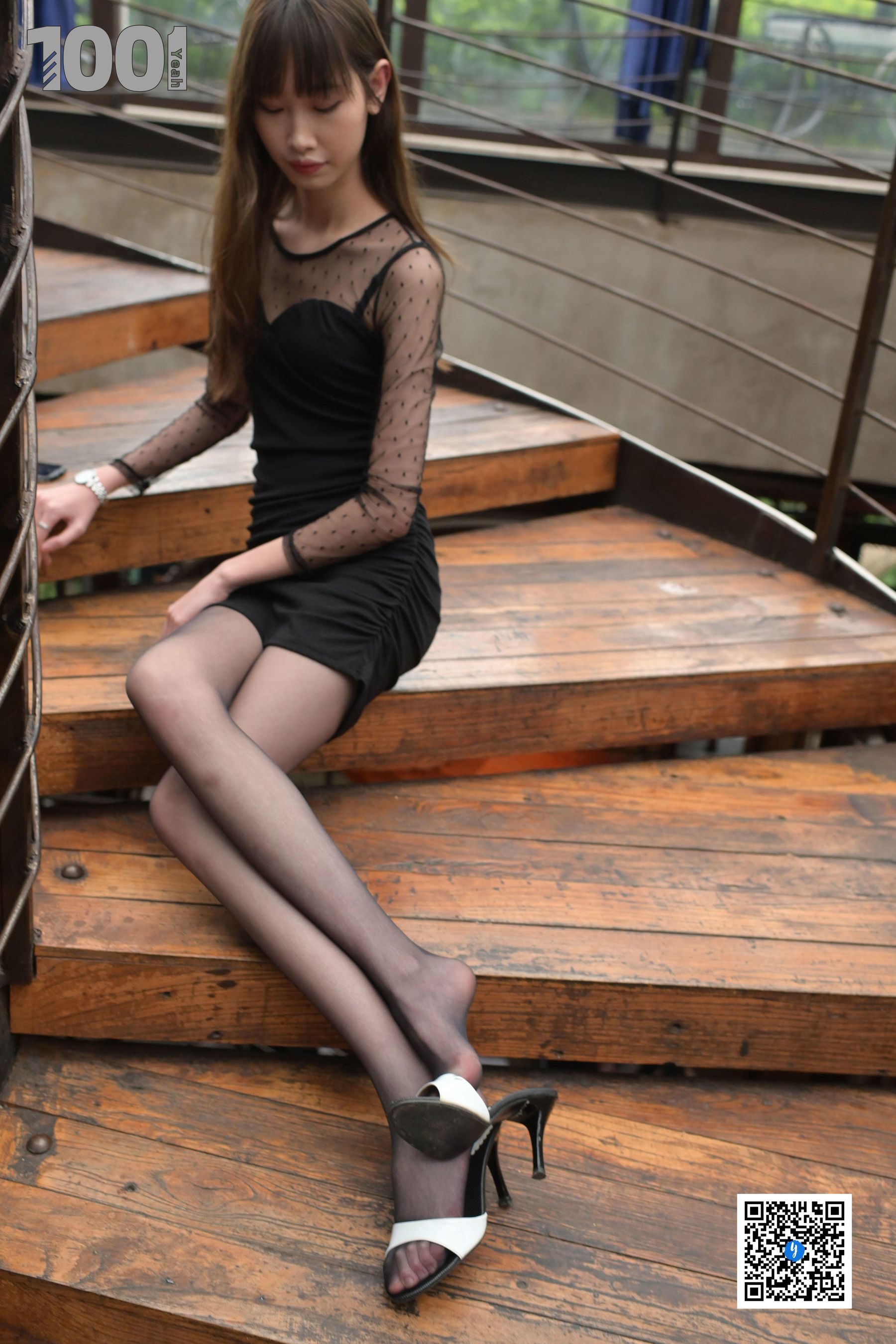 [IESS异思趣向] NO.186 草莓《楼梯的拐角处3》  丝袜美腿写真第11张