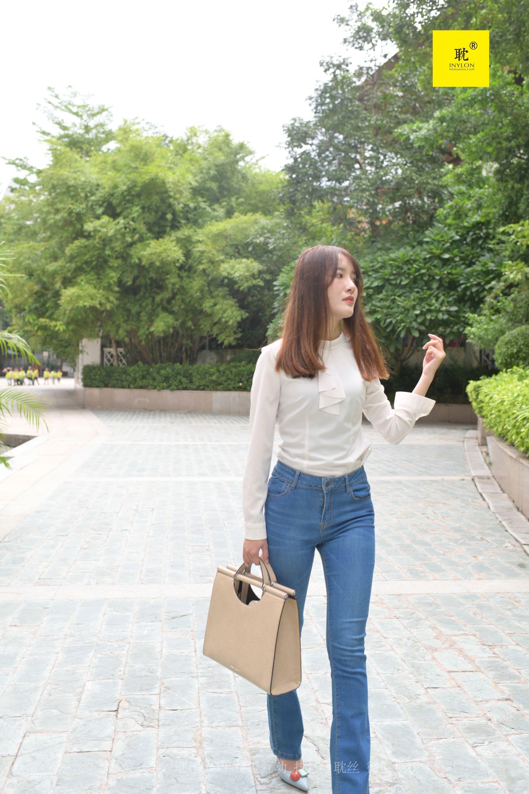 [IESS异思趣向]第N种幻想 婉萍的一天③  美腿丝袜套图第2张