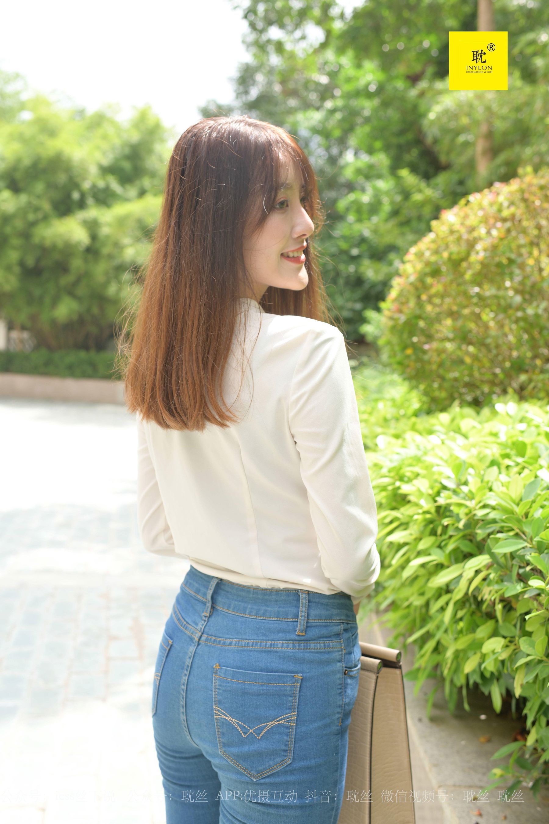 [IESS异思趣向]第N种幻想 婉萍的一天③  美腿丝袜套图第4张