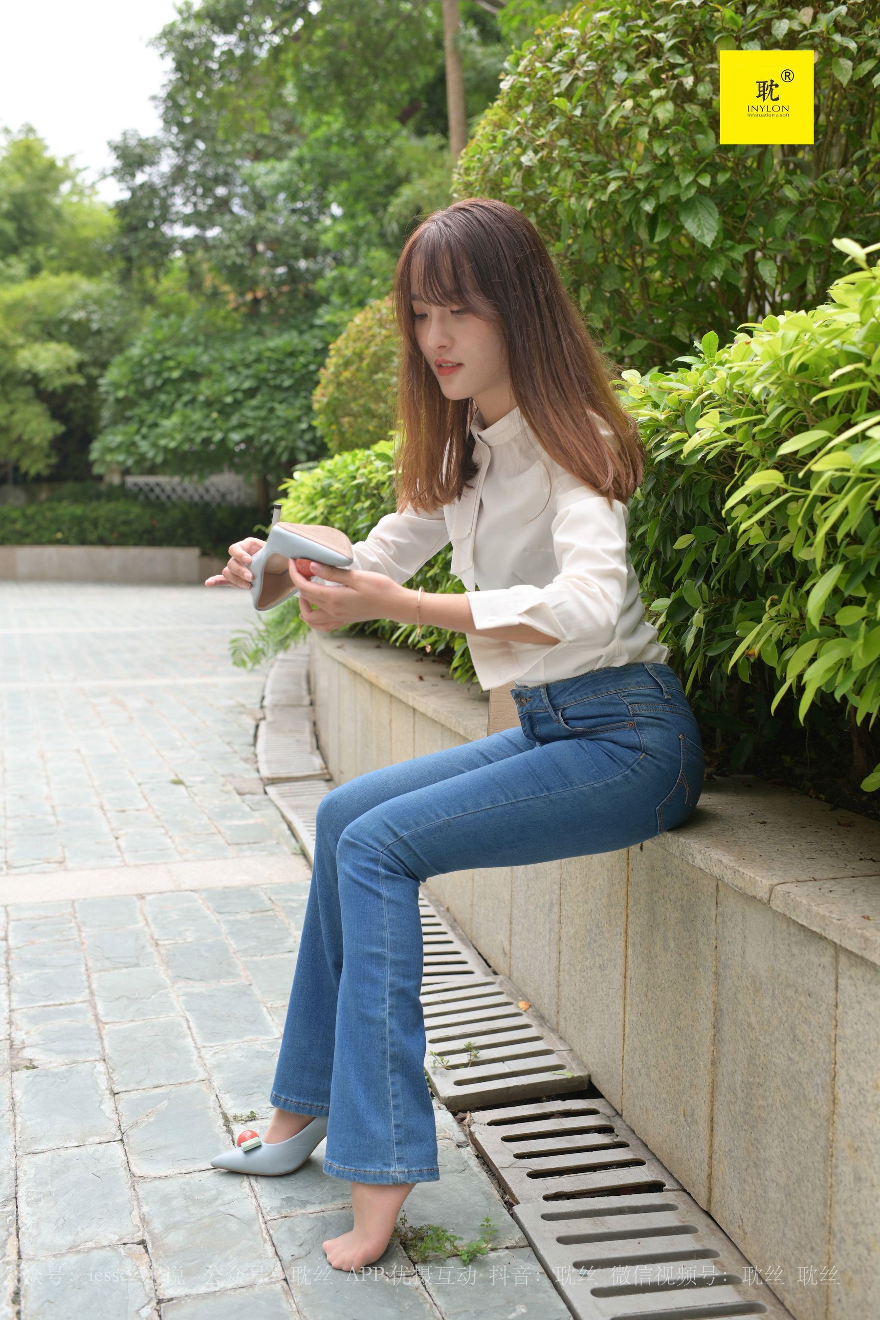[IESS异思趣向]第N种幻想 婉萍的一天③  美腿丝袜套图第4张