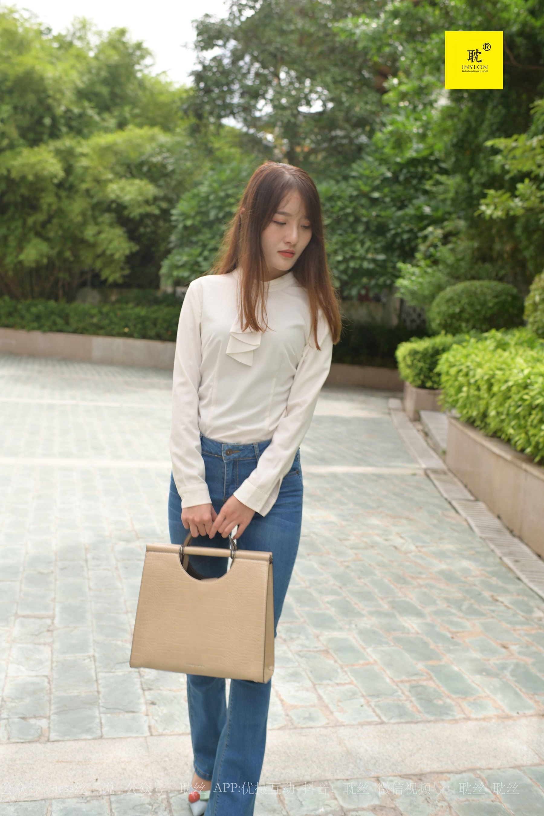 [IESS异思趣向]第N种幻想 婉萍的一天③  美腿丝袜套图第12张