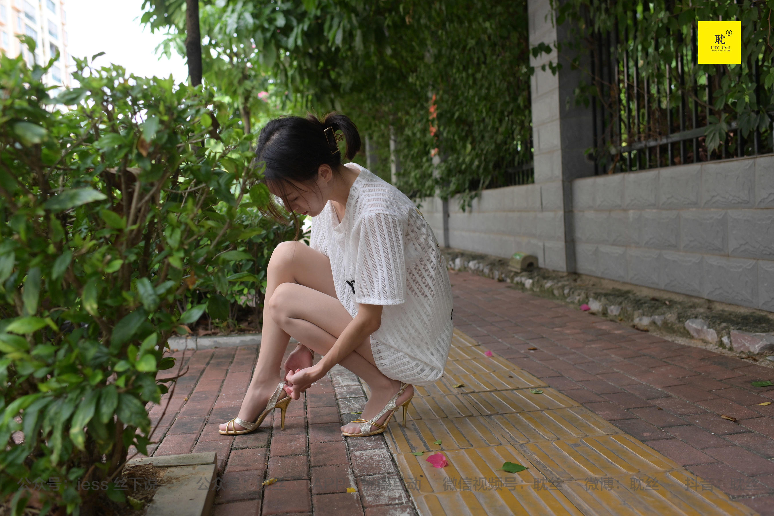 [IESS异思趣向]第N种幻想 孤单的周末② 小六 小裙子+鱼嘴鞋+脱鞋玩水第9张