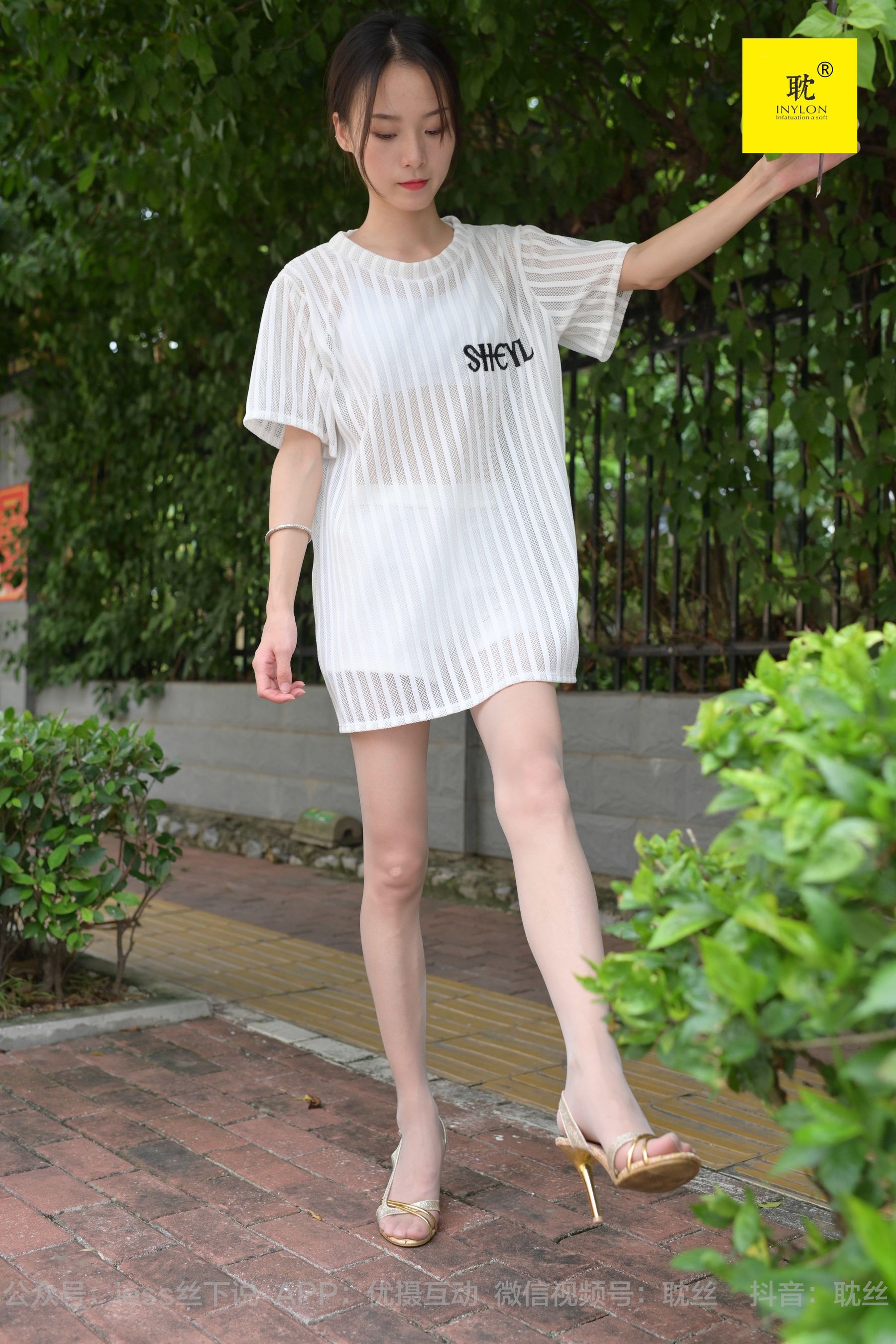 [IESS异思趣向]第N种幻想 孤单的周末② 小六 小裙子+鱼嘴鞋+脱鞋玩水第11张