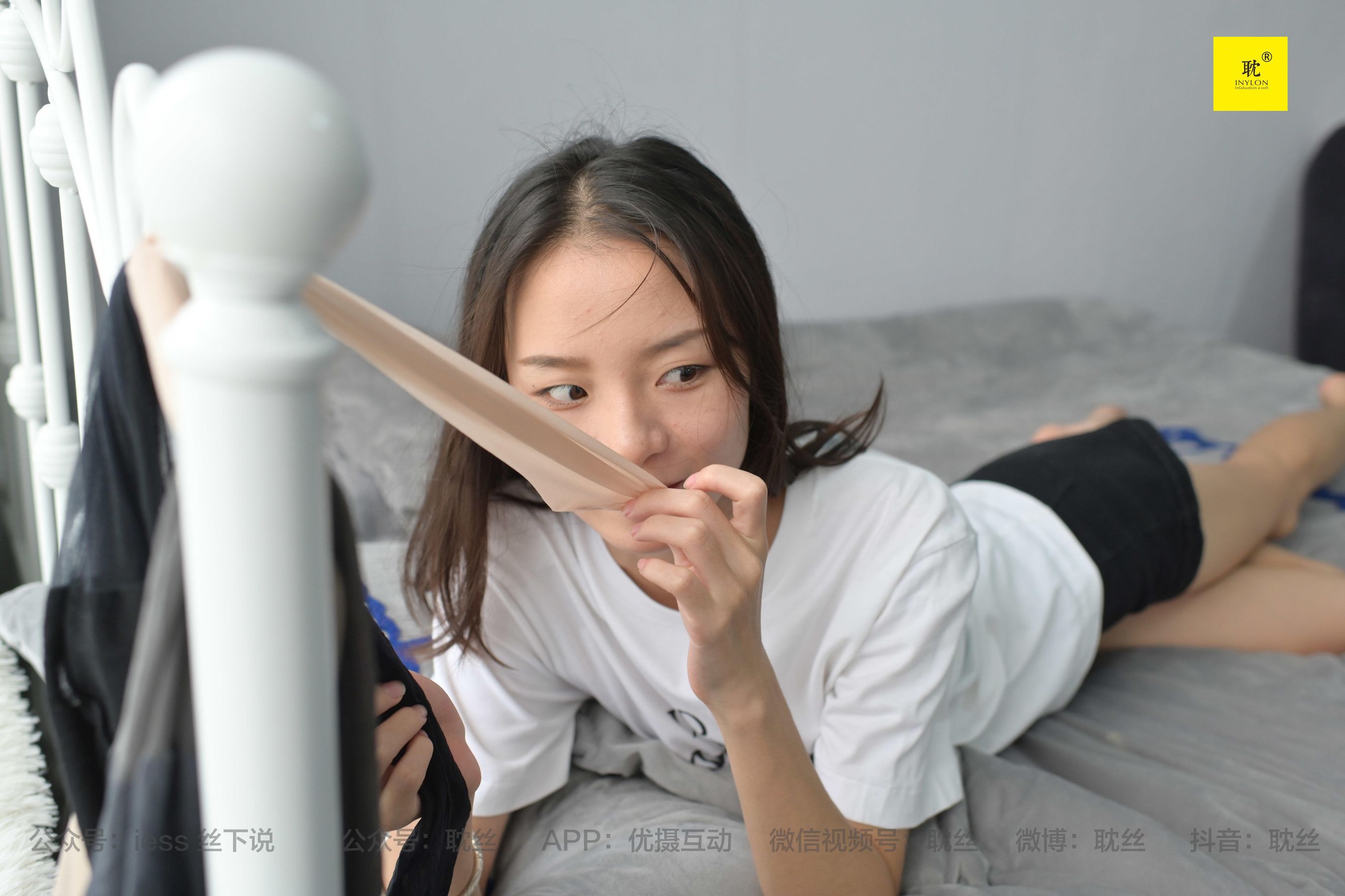 [IESS异思趣向]第N种幻想 孤单的周末③ 小六 小裙子+尖头鞋+穿鞋玩水 丝袜套图第1张