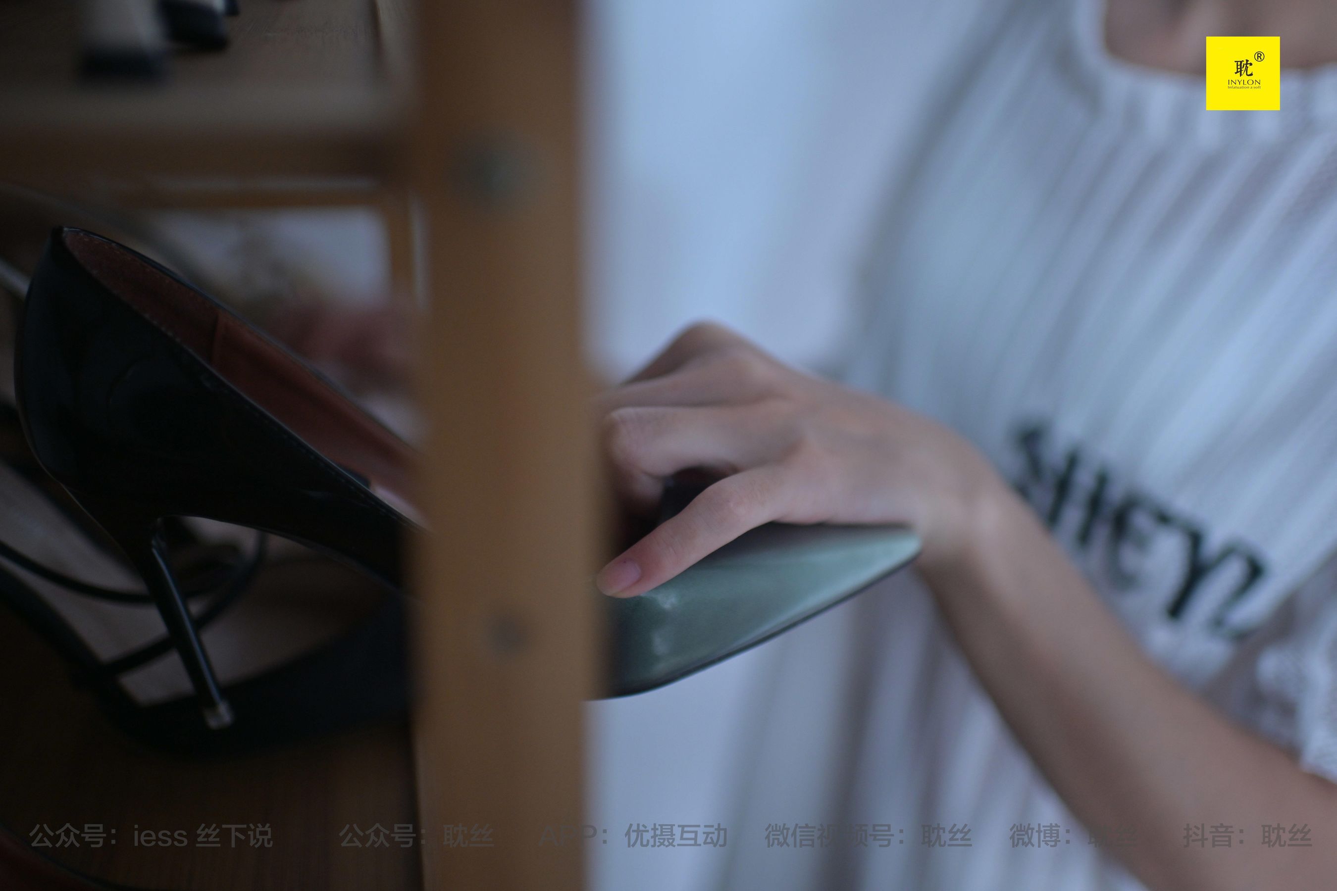 [IESS异思趣向]第N种幻想 孤单的周末③ 小六 小裙子+尖头鞋+穿鞋玩水 丝袜套图第6张