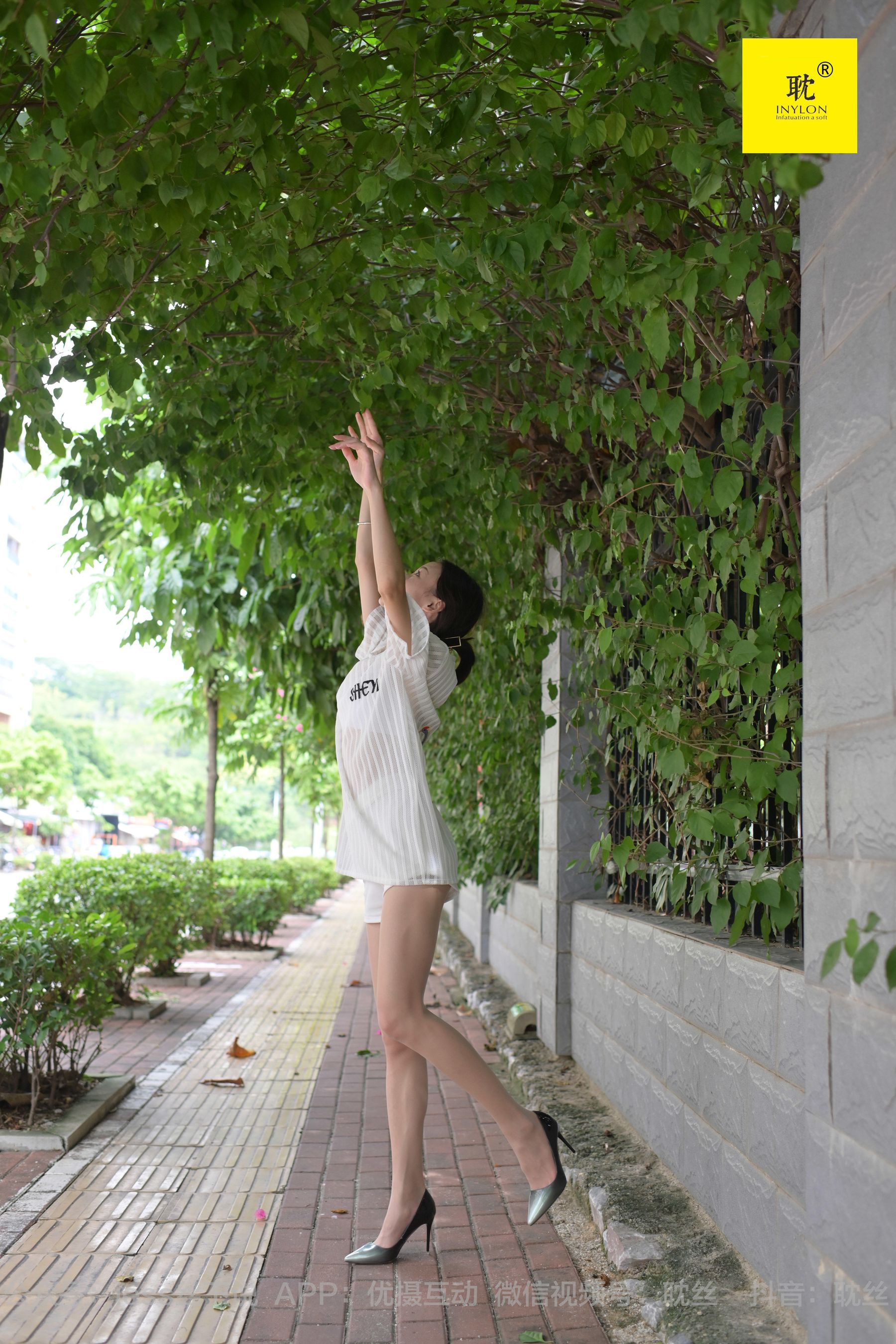[IESS异思趣向]第N种幻想 孤单的周末③ 小六 小裙子+尖头鞋+穿鞋玩水 丝袜套图第11张