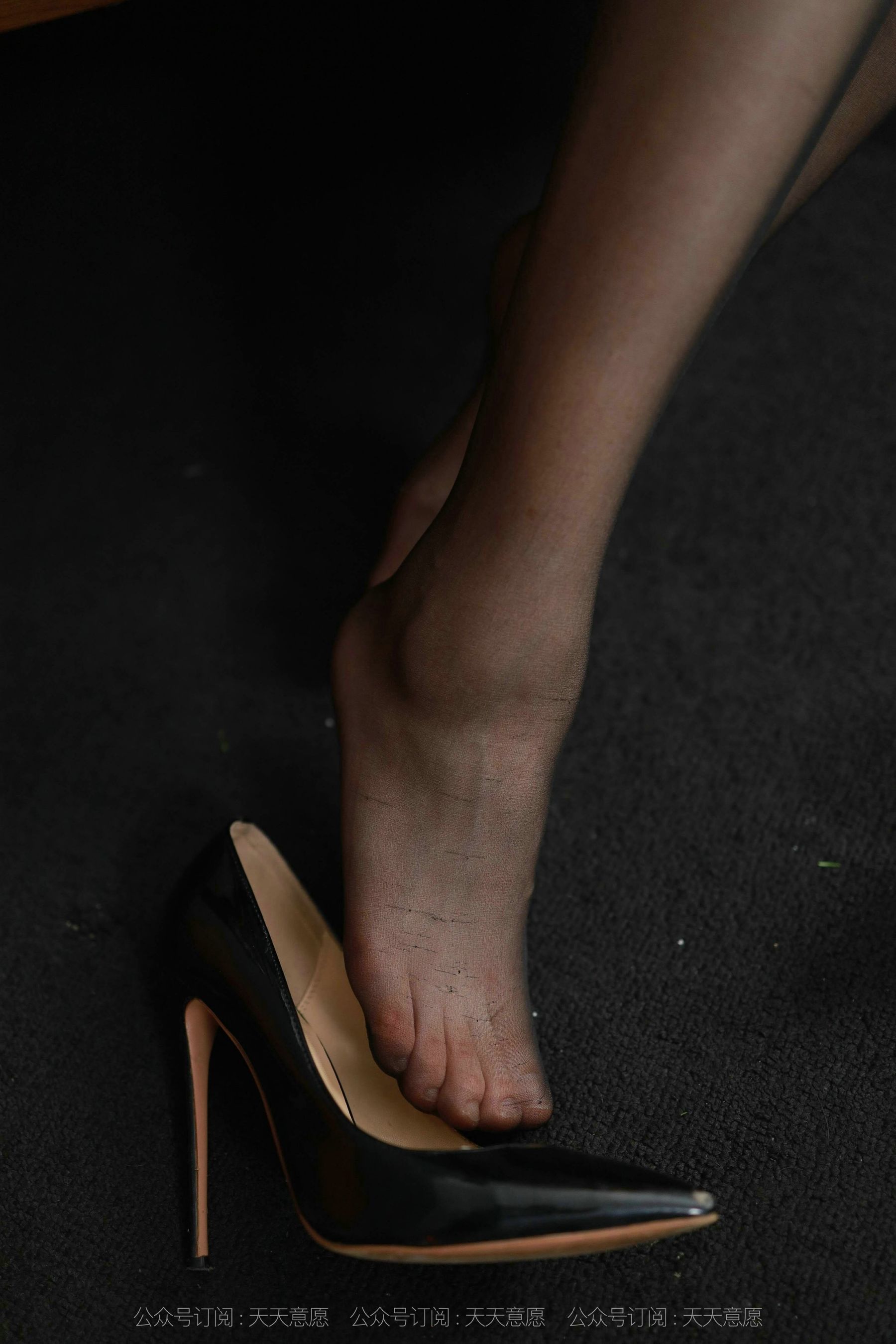 [IESS异思趣向]  模特：小婕《挂脖连衣裙》第5张