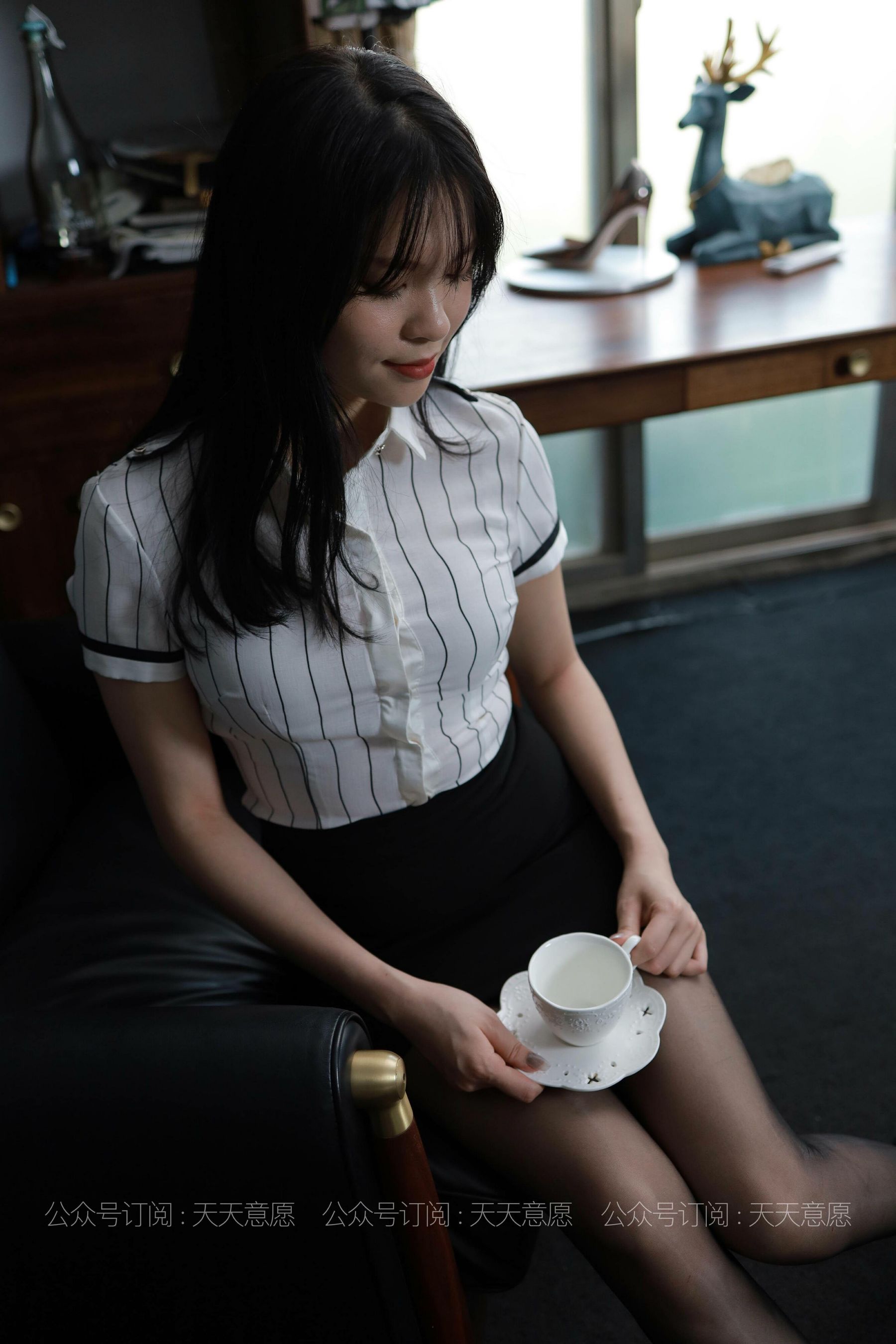 [IESS异思趣向]  模特：小七《长腿OL装》第2张