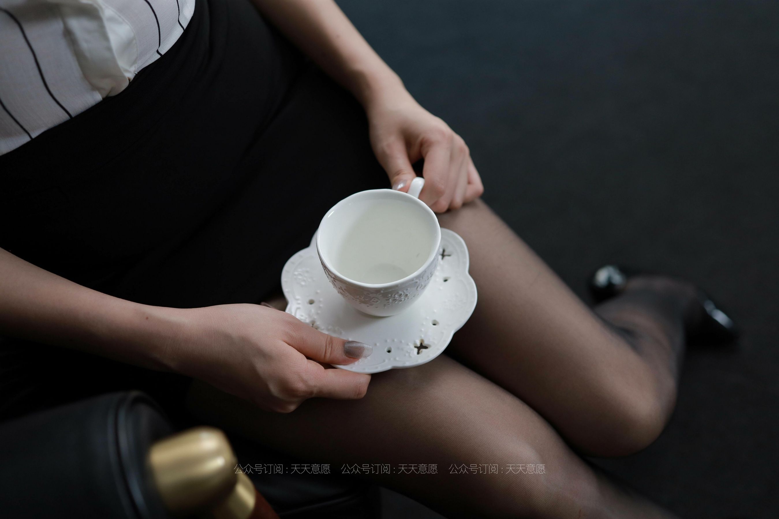 [IESS异思趣向]  模特：小七《长腿OL装》第2张