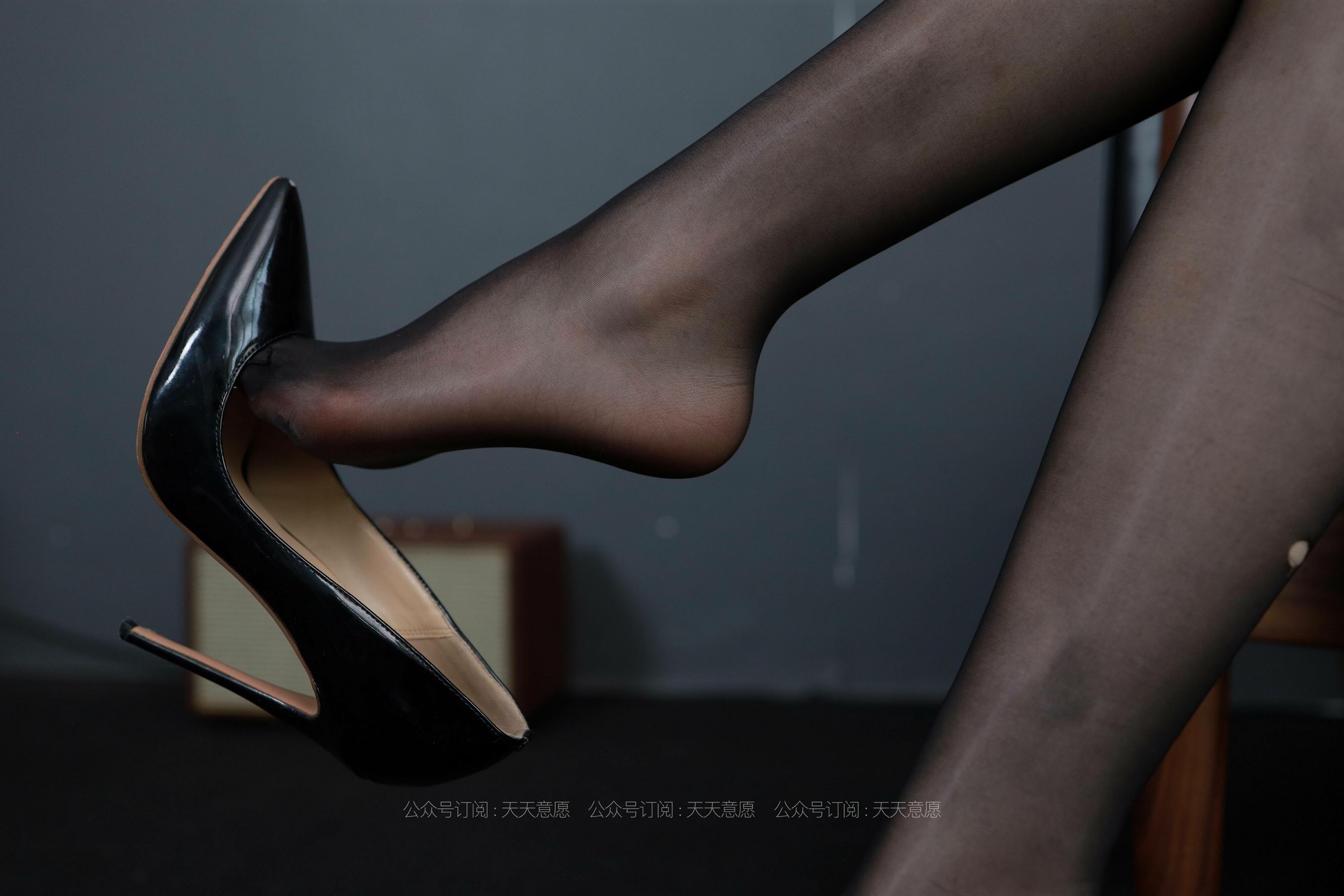 [IESS异思趣向]  模特：小七《长腿OL装》第3张
