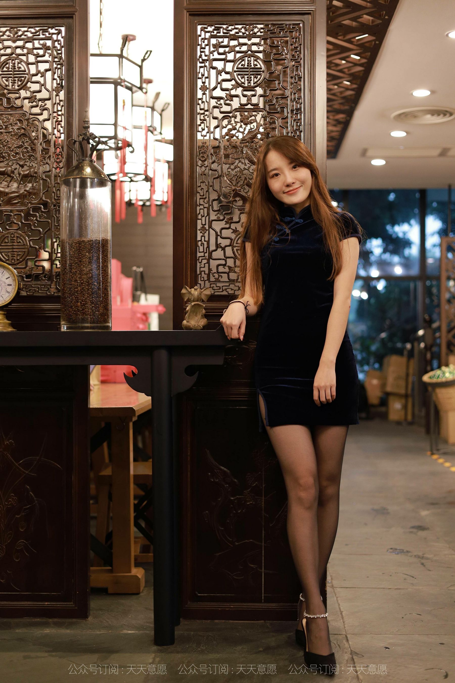 [IESS异思趣向]  模特：婉苹《迷人黑色旗袍》第1张