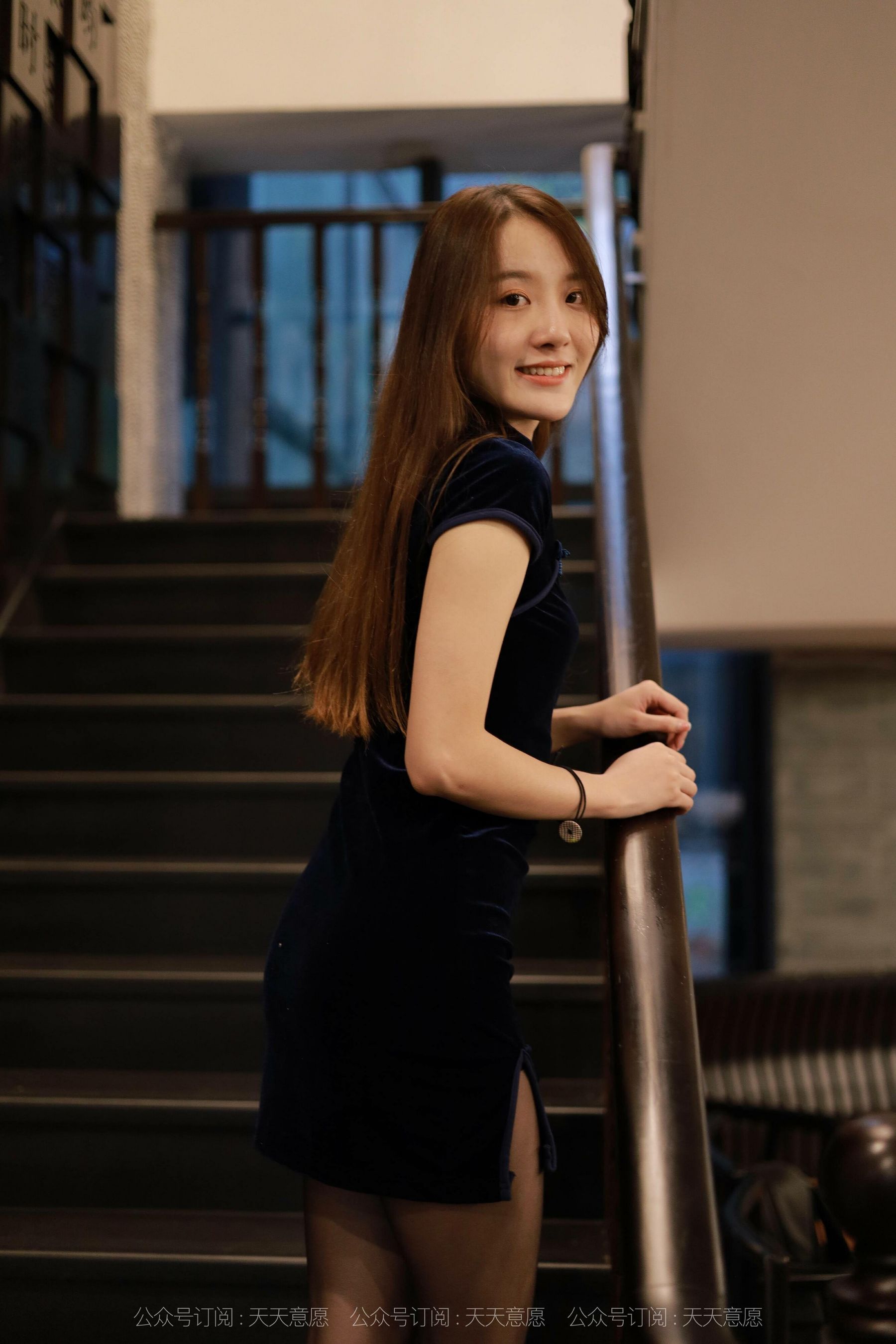 [IESS异思趣向]  模特：婉苹《迷人黑色旗袍》第3张
