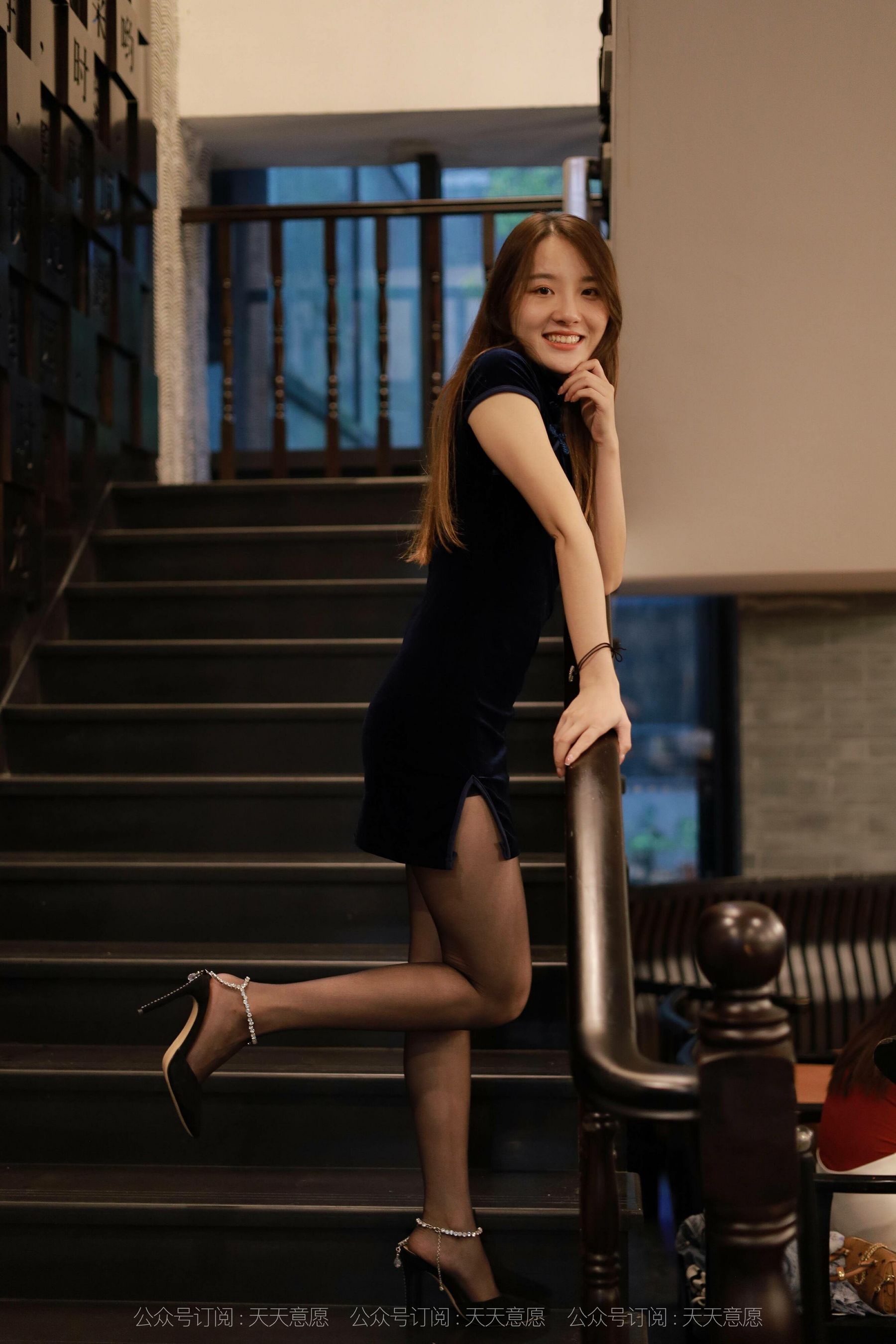 [IESS异思趣向]  模特：婉苹《迷人黑色旗袍》第3张