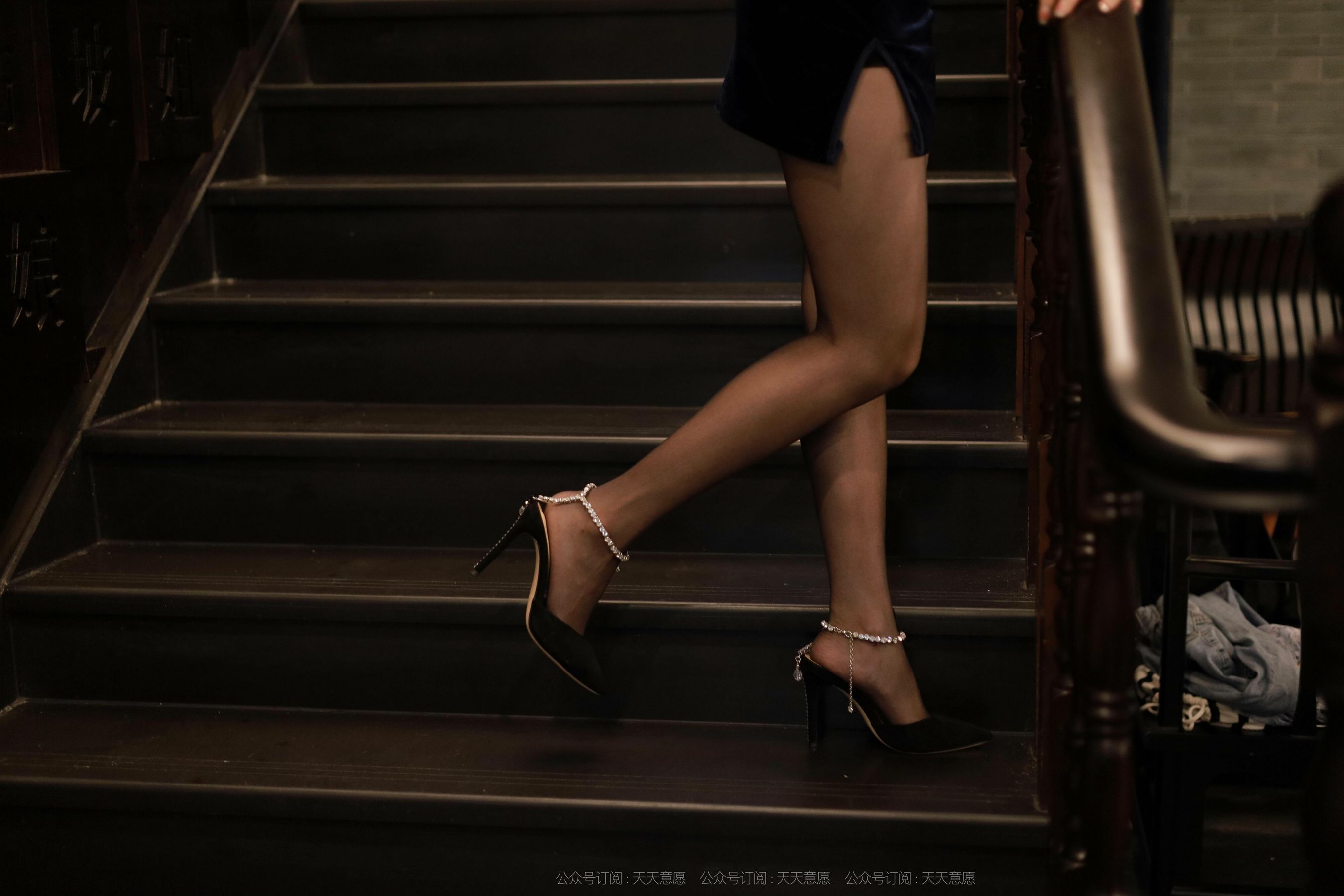 [IESS异思趣向]  模特：婉苹《迷人黑色旗袍》第3张