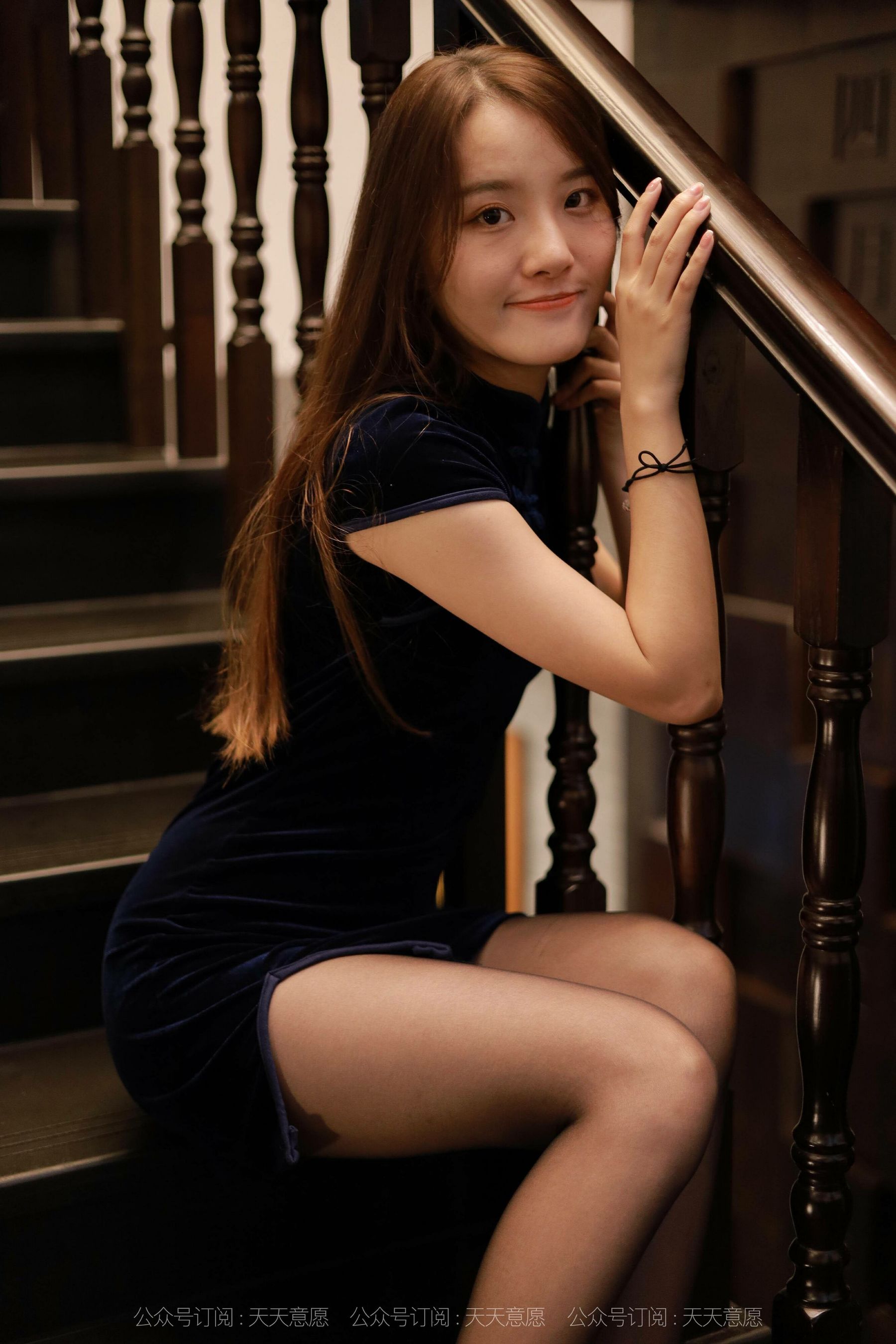 [IESS异思趣向]  模特：婉苹《迷人黑色旗袍》第4张