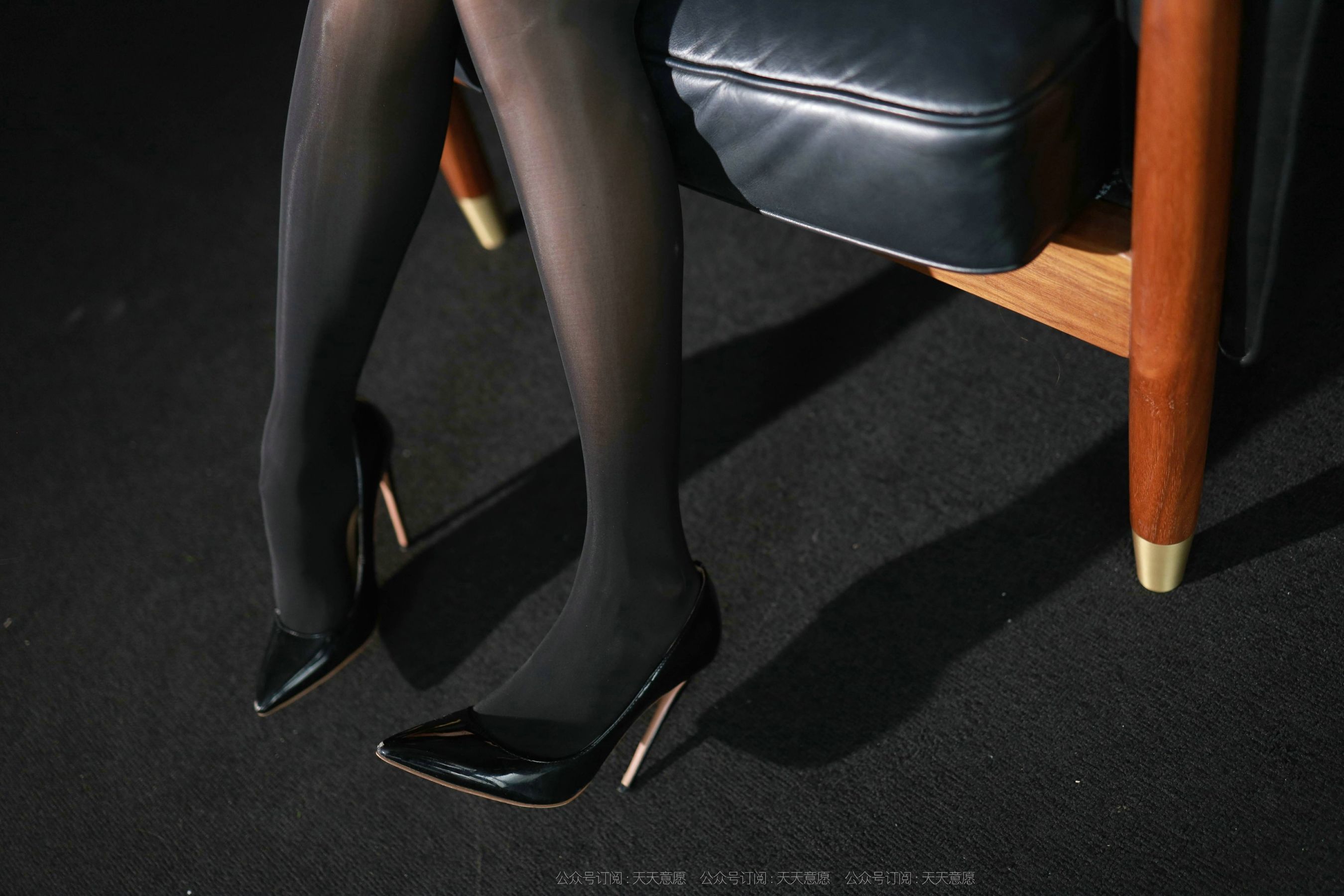 [IESS异思趣向]  模特：婉苹《暗夜里的制服》第3张